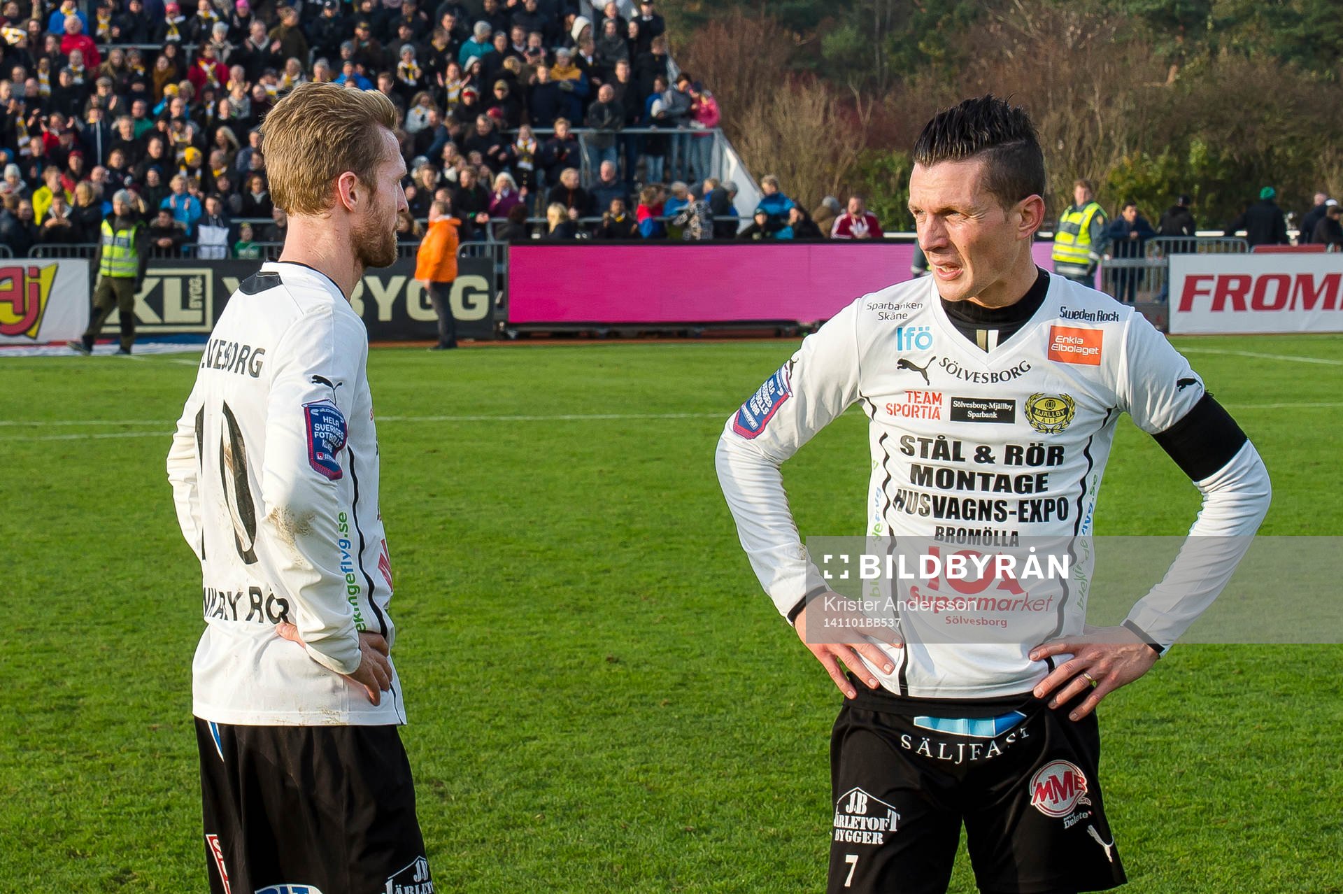 Mjällbys Christian Wilhelmsson och Kristian Haynes deppar