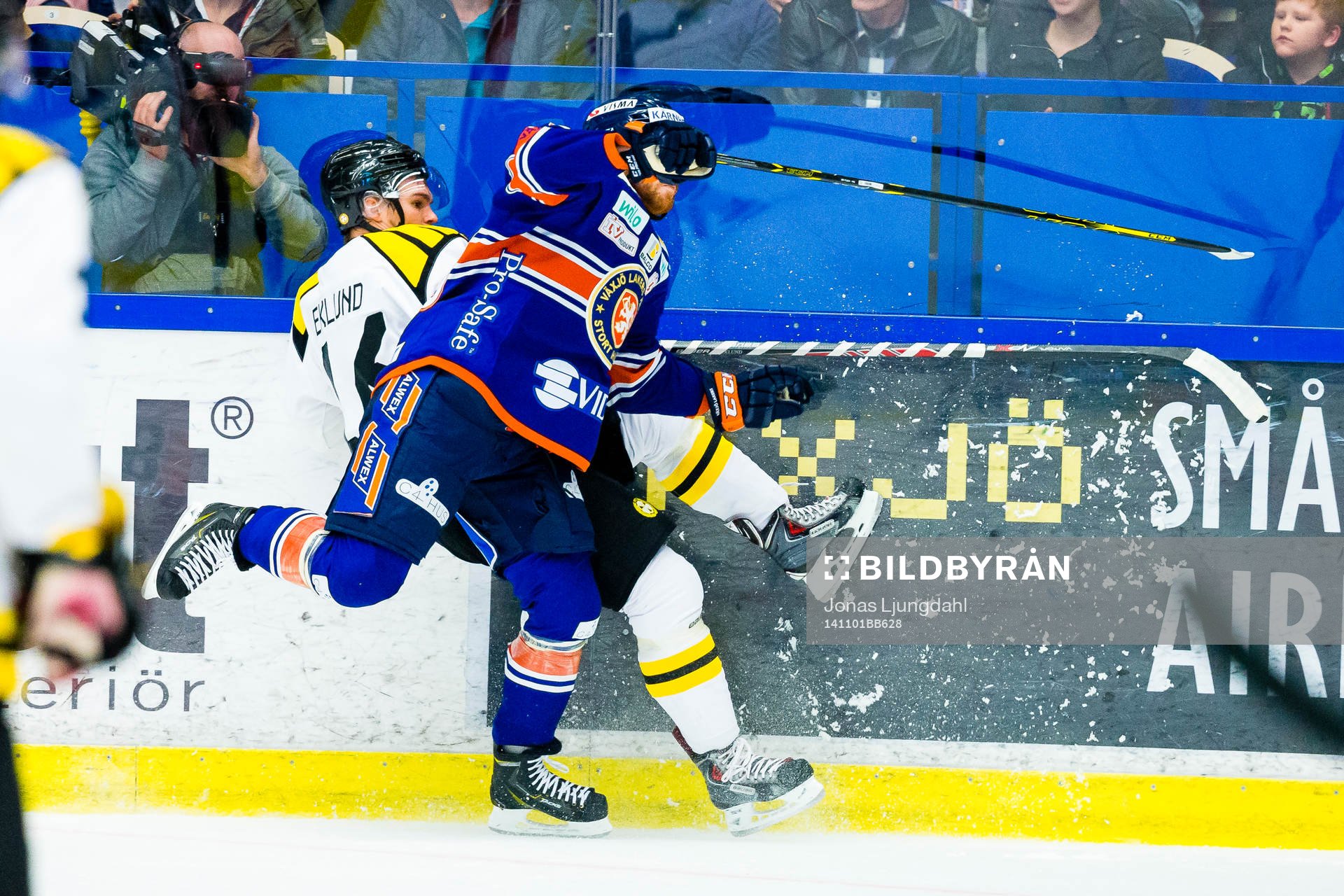 Växjös Liam Reddox tacklar Brynäs Oscar Eklund