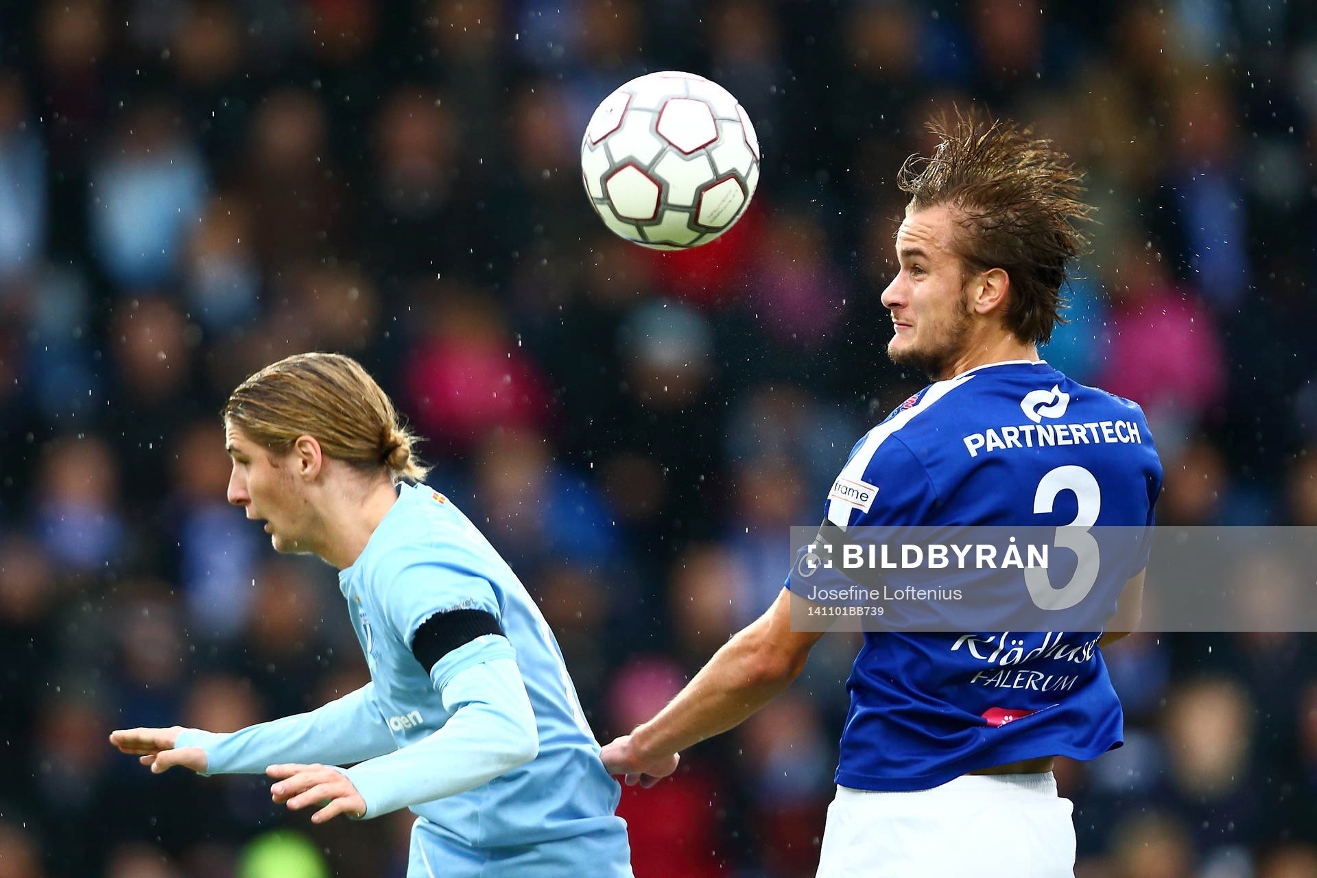 Åtvidabergs Månz Karlsson i nickduell med Malmöspelare under fotbollsmatchen i Allsvenskan mellan Åtvidaberg och Malmö den 01 november 2014 i Åtvidaberg.
