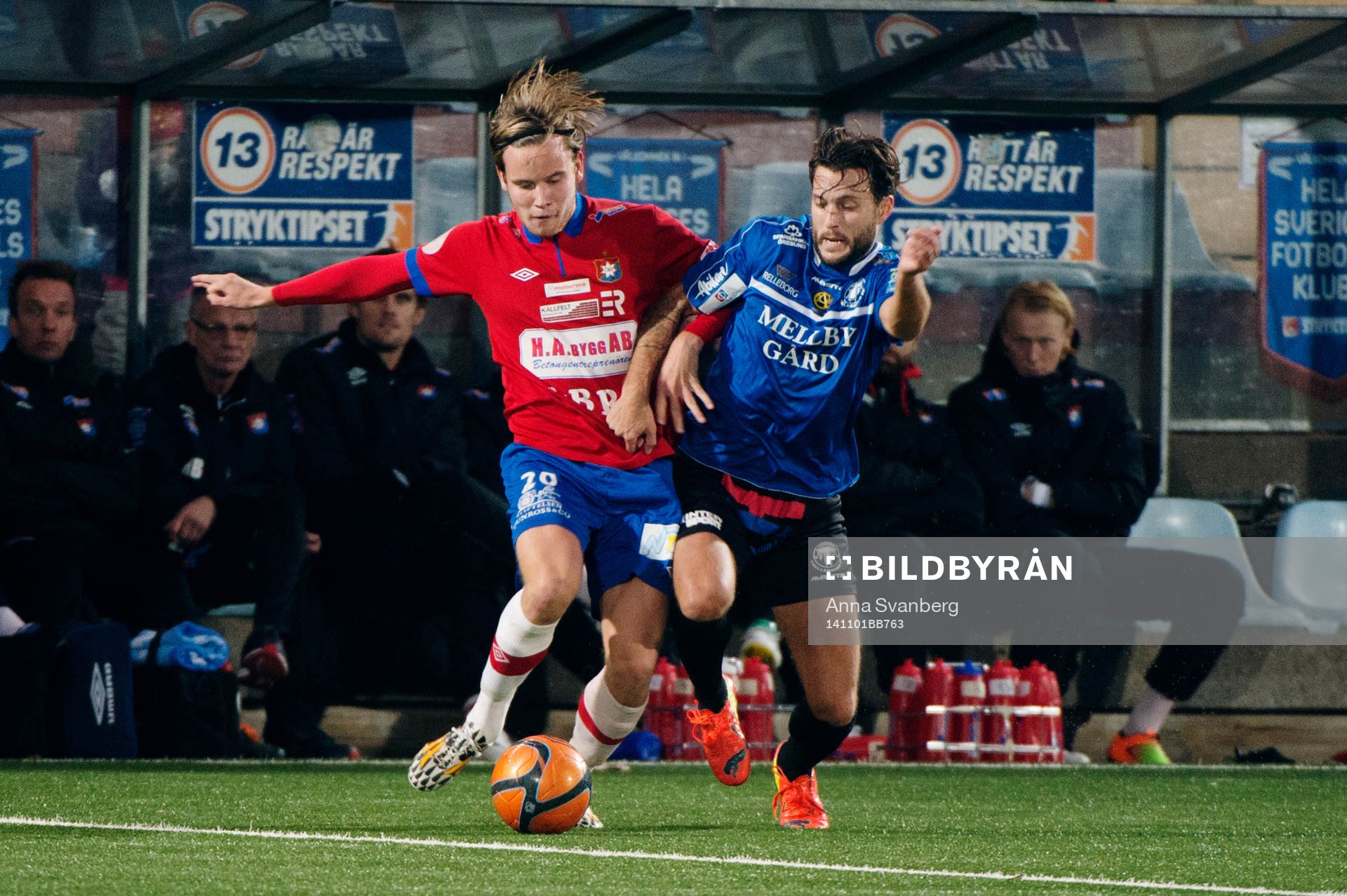 Örgrytes Mathias Strinäs i närkamp med Trelleborgs Patrik Åström under fotbollsmatchen i Div 1 Södra mellan Örgryte och Trelleborg den 1 november 2014 i Göteborg.