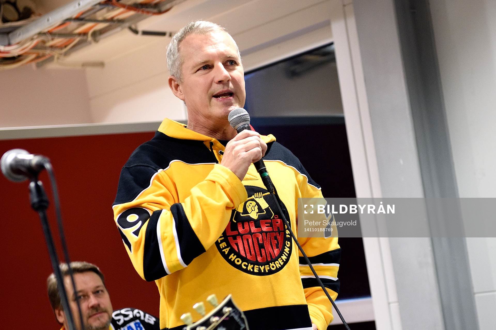 Luleå Hockeys VD Stefan Enbom talar till Luleåfans