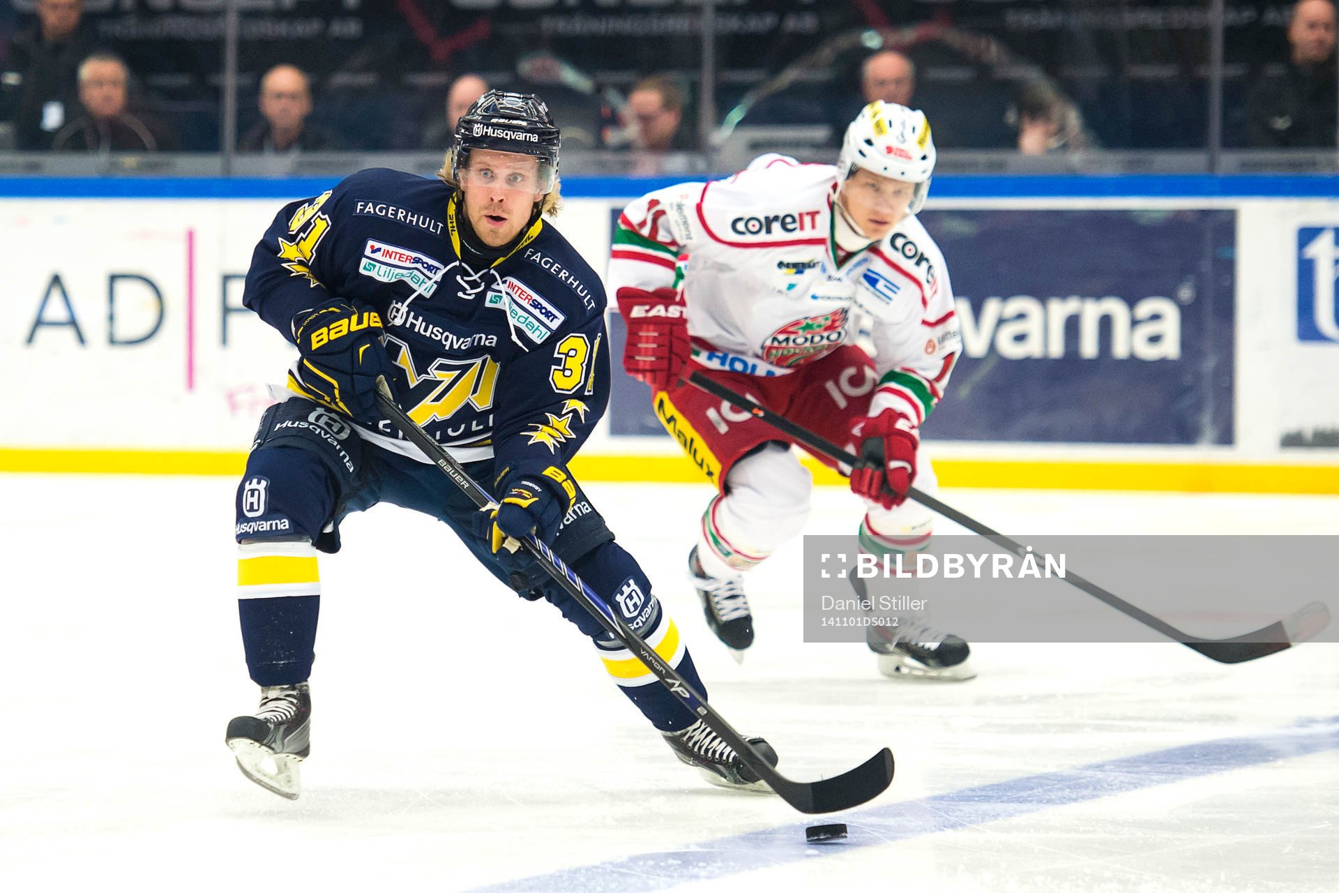s Mattias Tedenby framför Modos Simon Önerud