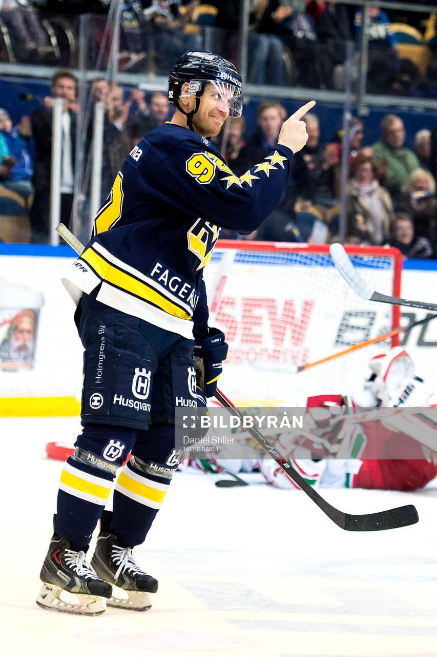 s Teemu Laine jublar