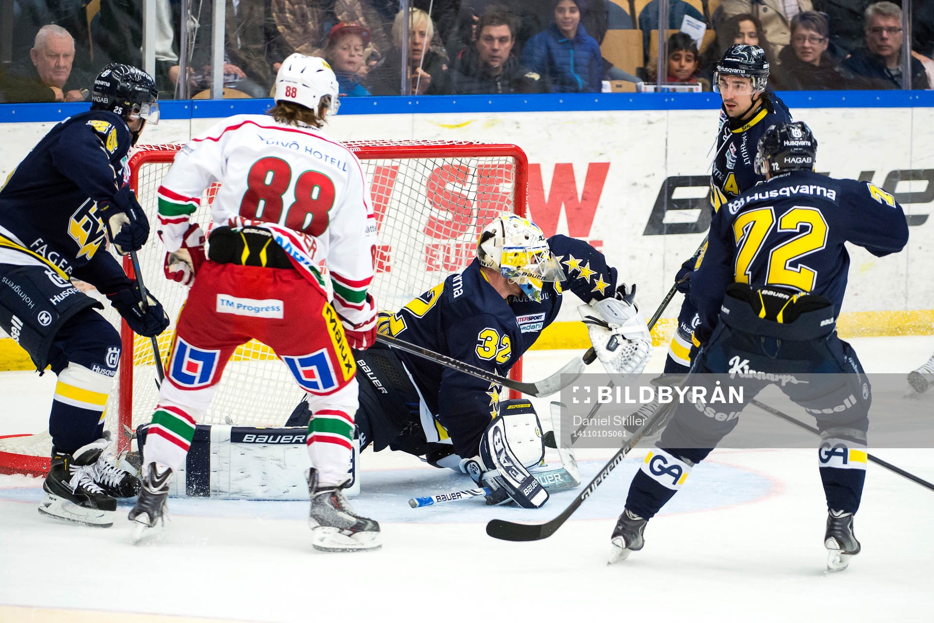 s målvakt Gustaf Wesslau får inte tag på pucken i