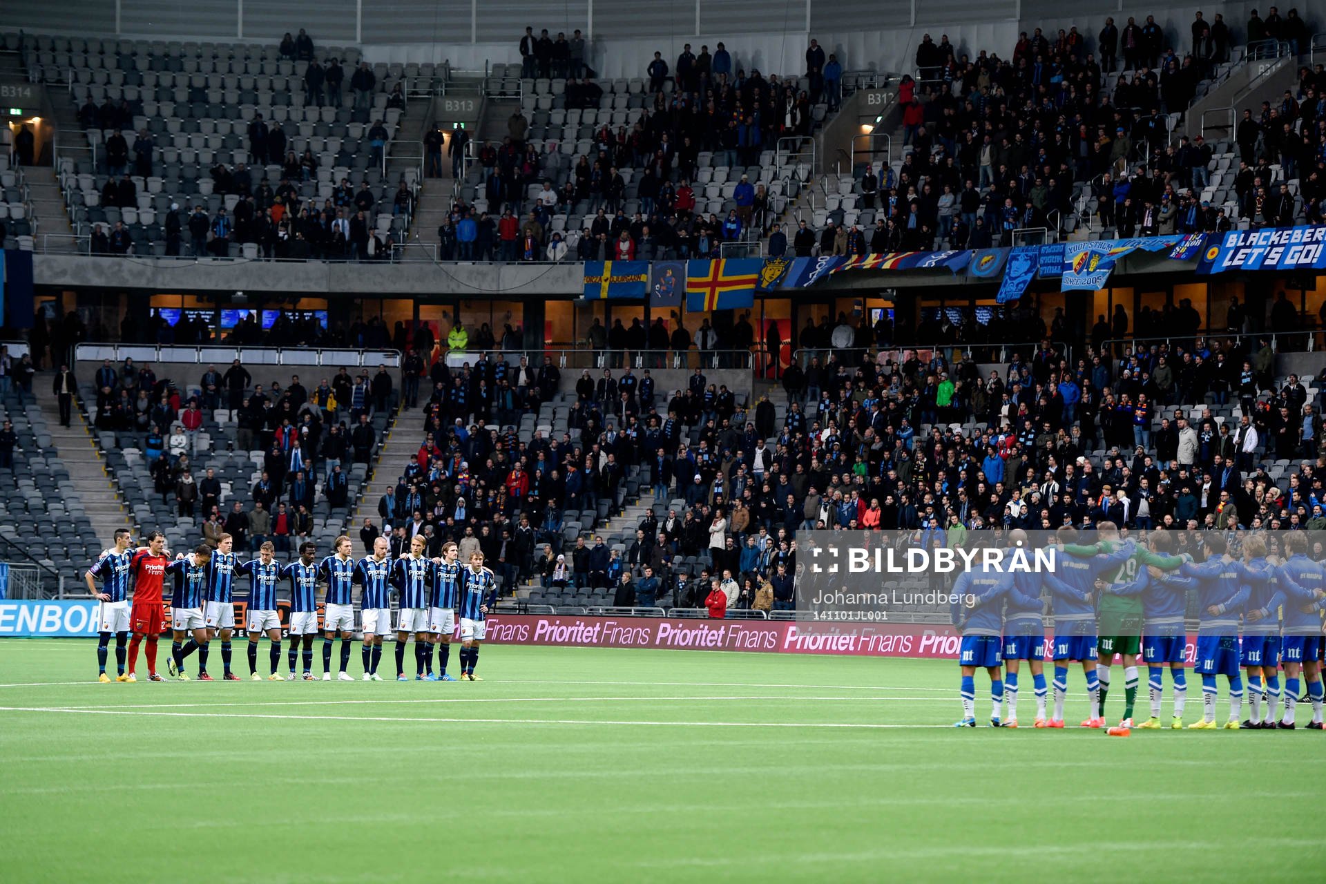 Tyst minut för Klas Ingesson innan fotbollsmatchen i Allsvenskan mellan Djurgården och Norrköping den 1 november 2014 i Stockholm. 