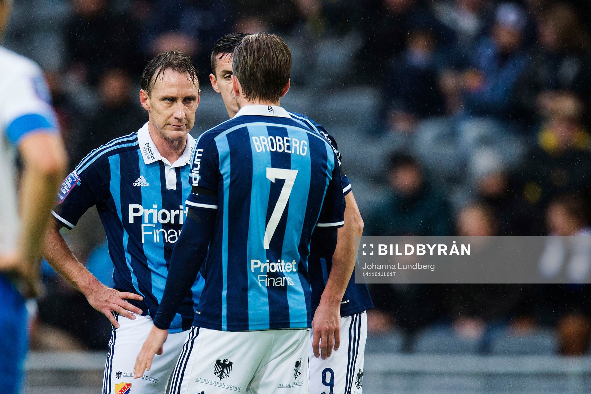 Djurgårdens Andreas Johansson samtalar med Haris Radetinac