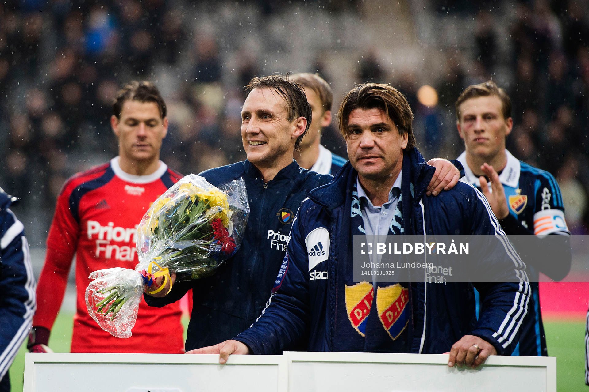Djurgårdens Andreas Johansson tackas av sportchef Bo Andersson under fotbollsmatchen i Allsvenskan mellan Djurgården och Norrköping den 1 november 2014 i Stockholm. 