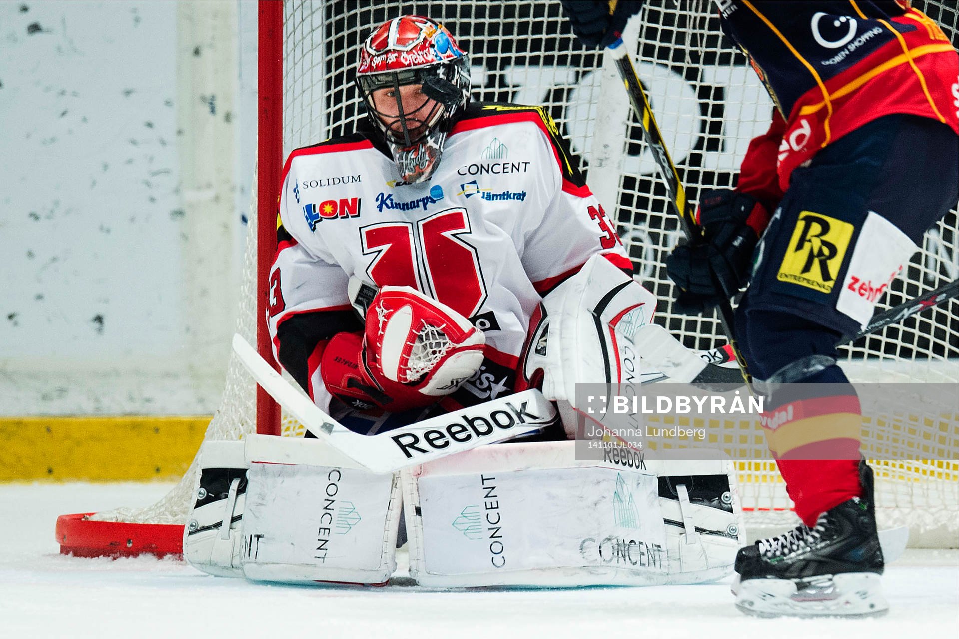 Örebros målvakt Julius Hudacek får pucken på masken