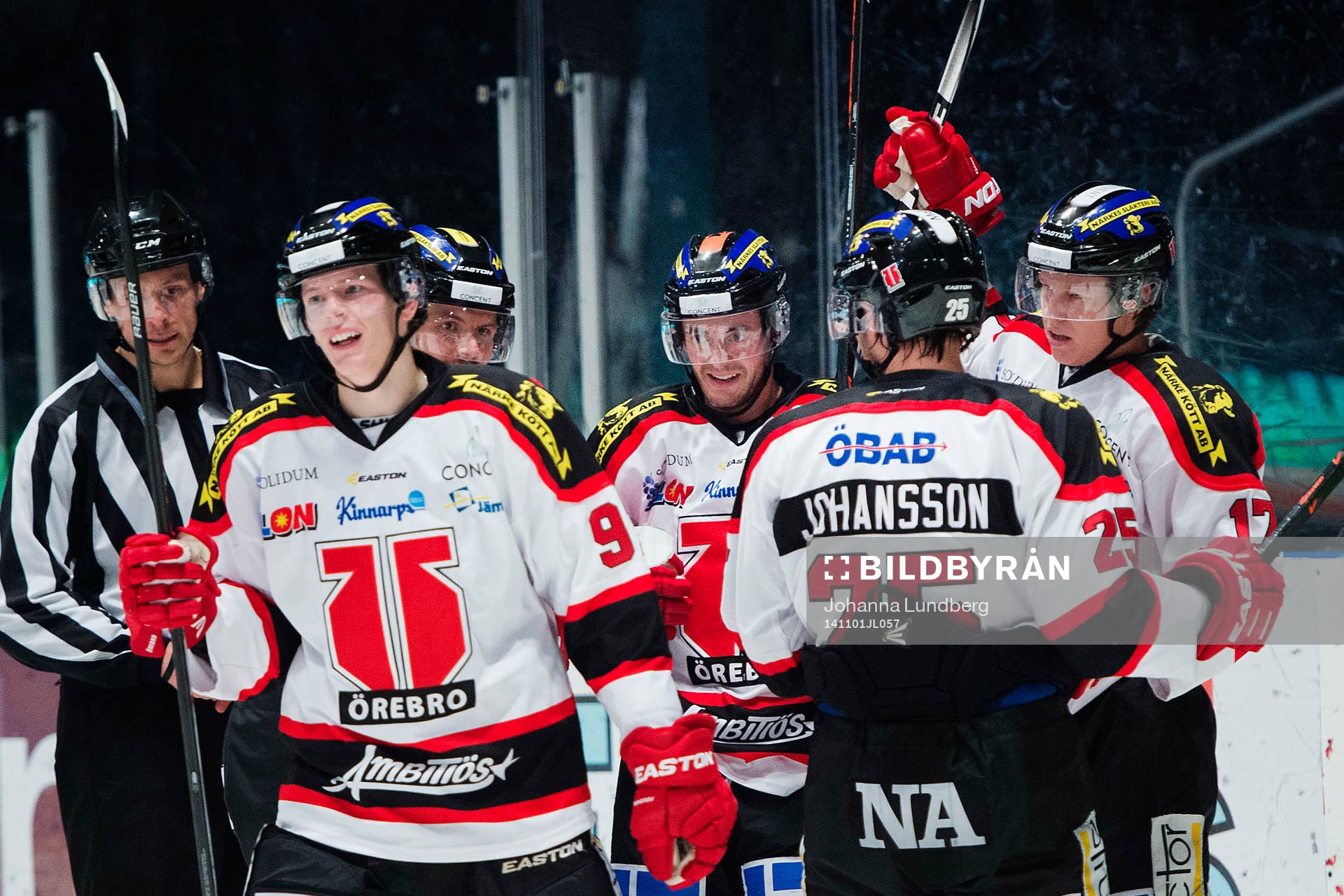 Örebros spelare jublar