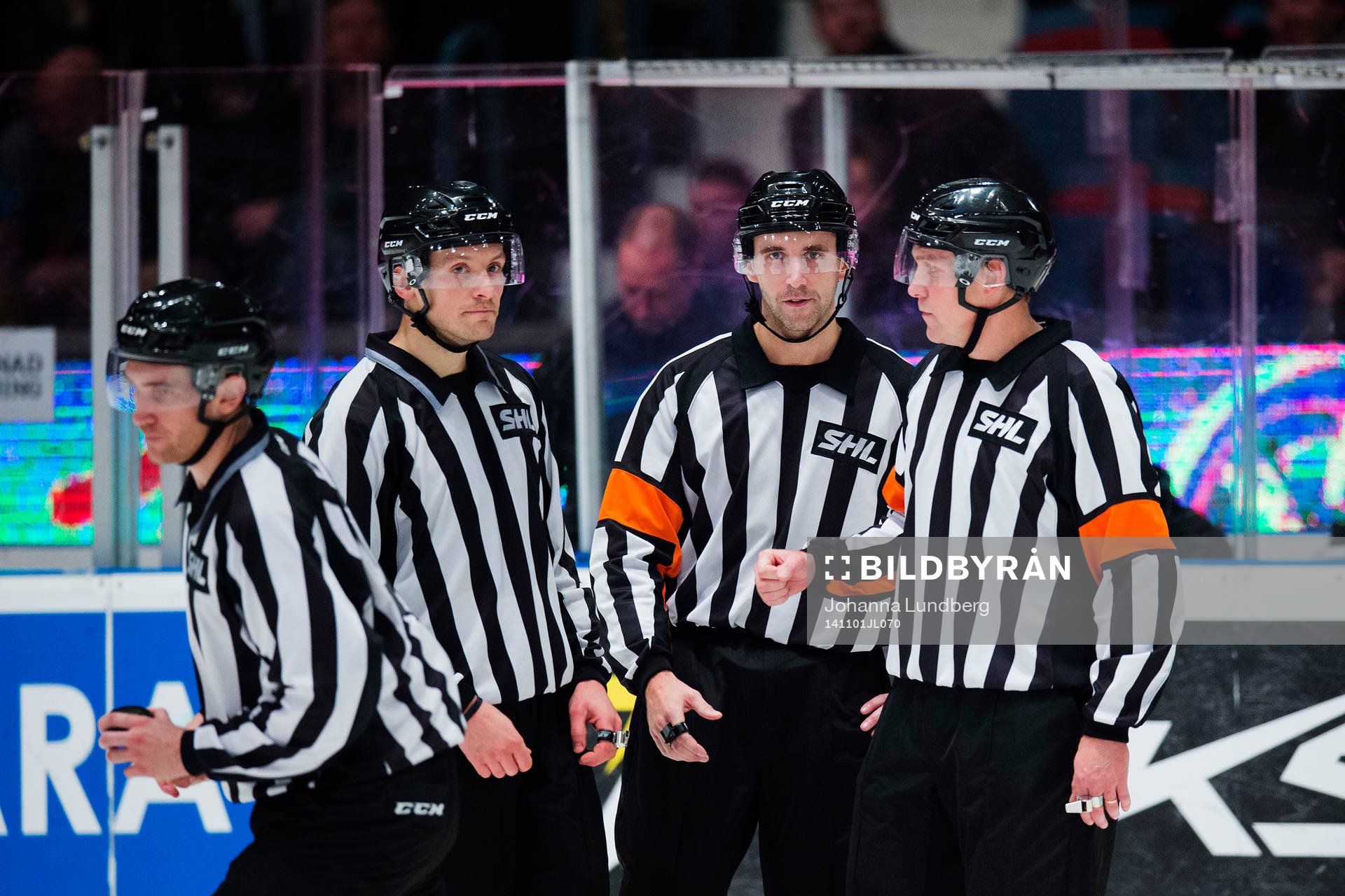 Domare Linus Öhlund och Morgan Johansson samt linjedomare