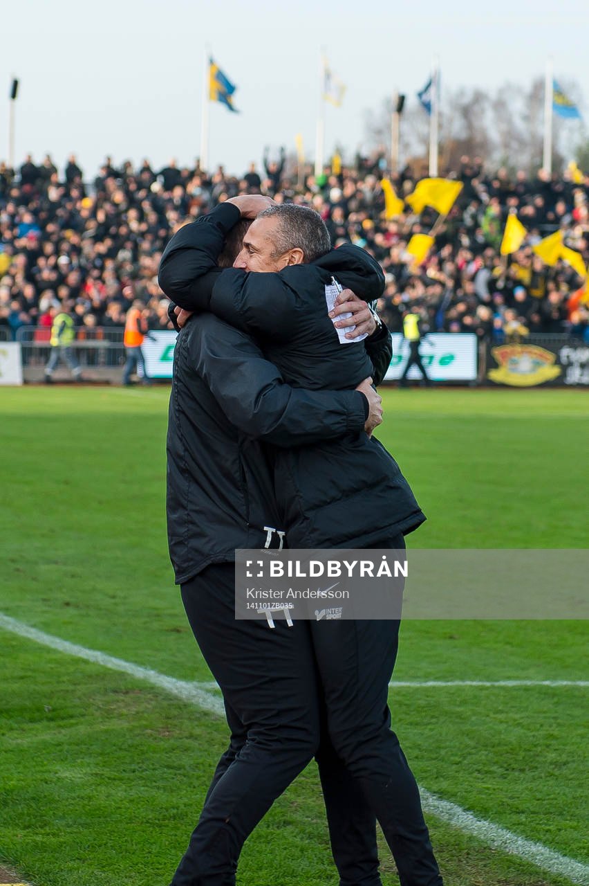 Falkenbergs tränare Henrik Larsson jublar