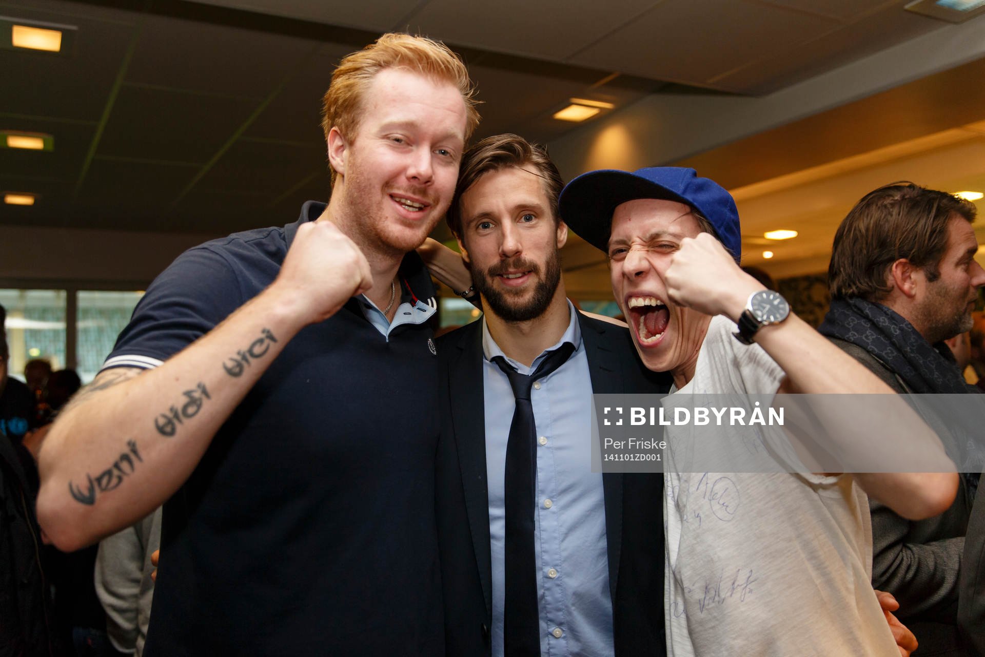 IFK Göteborgs Mattias Bjärsmyr fotograferas med två