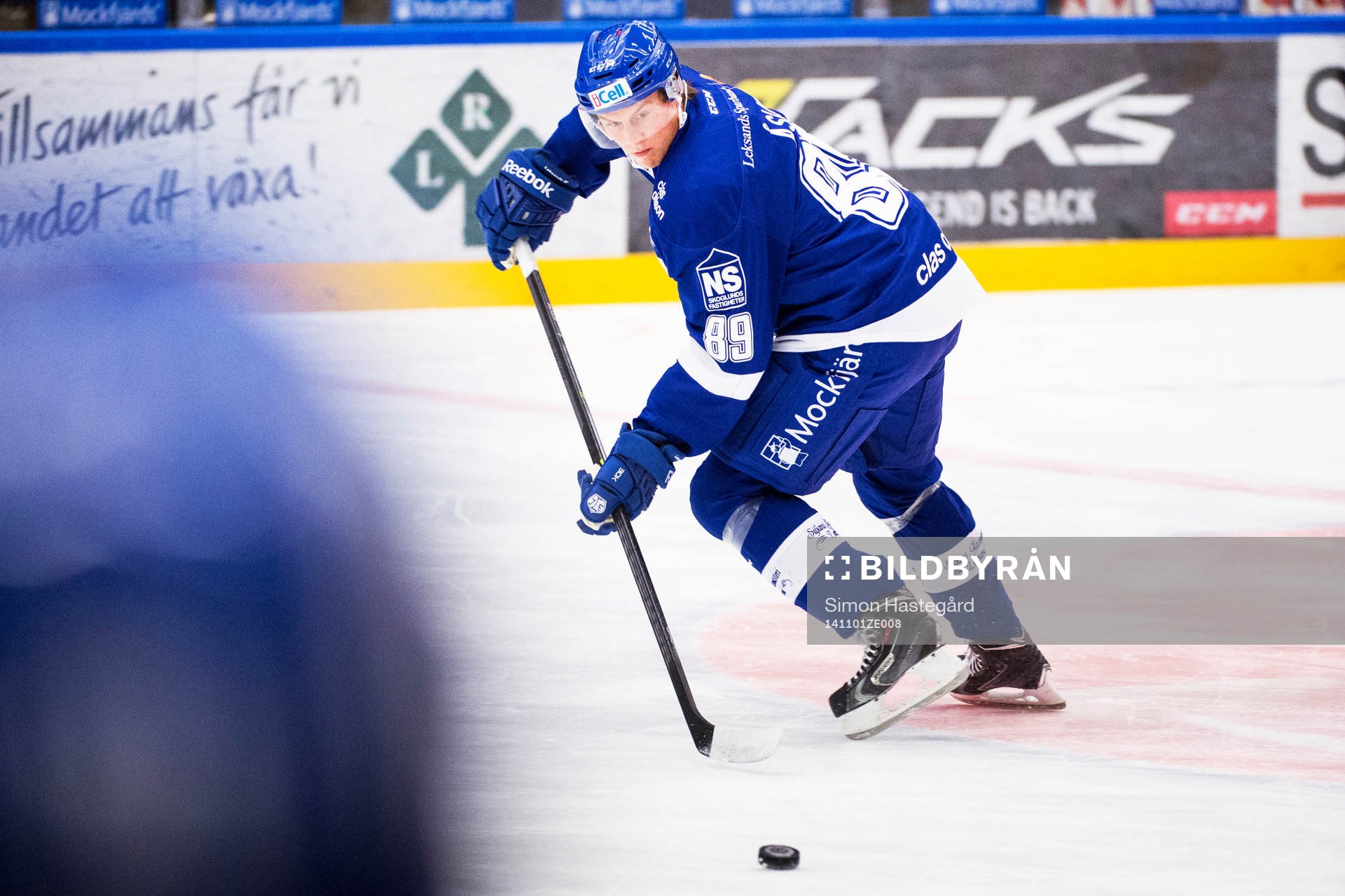 Leksands David Åslin värmer upp före ishockeymatchen i