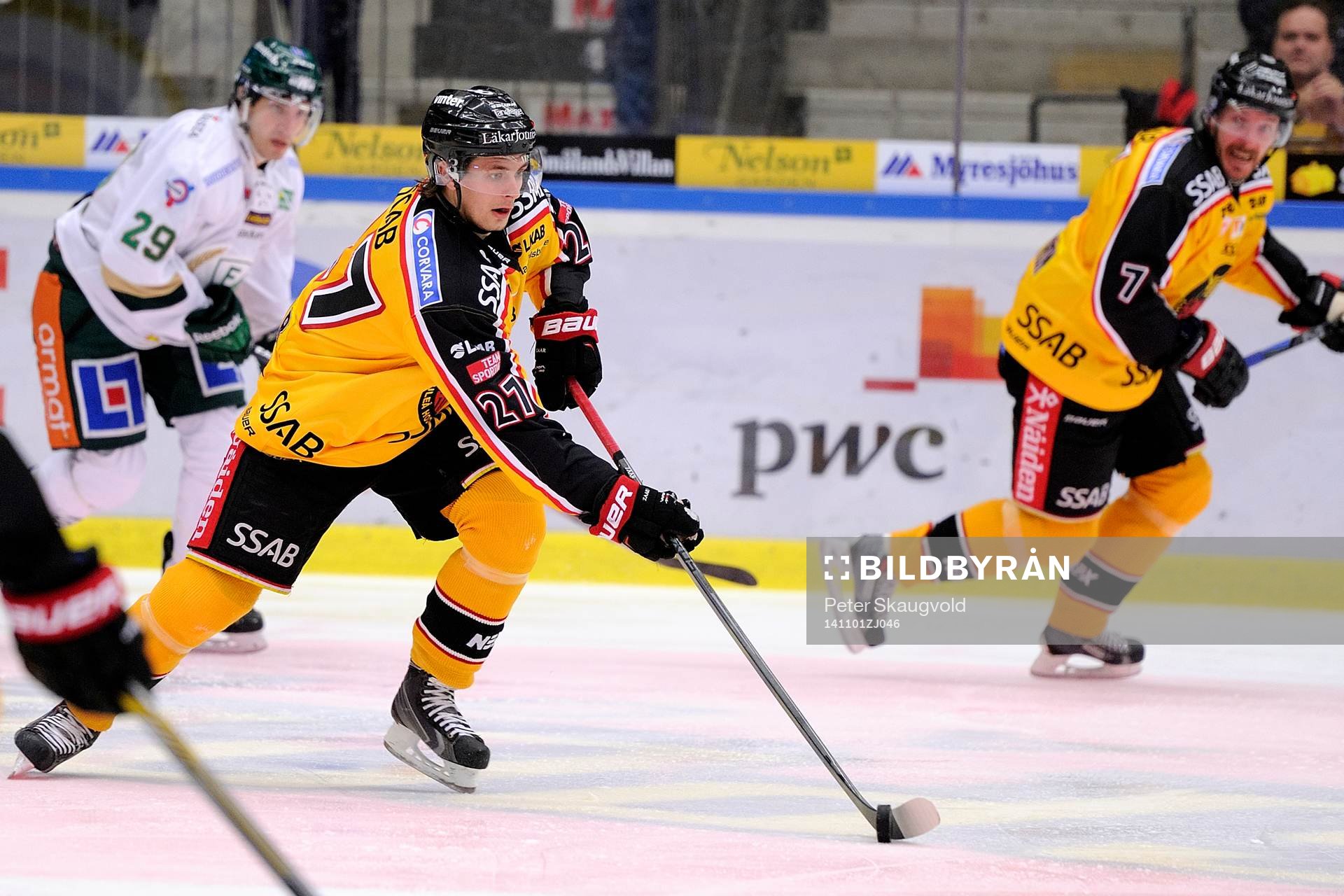 Luleås Daniel Zaar med pucken