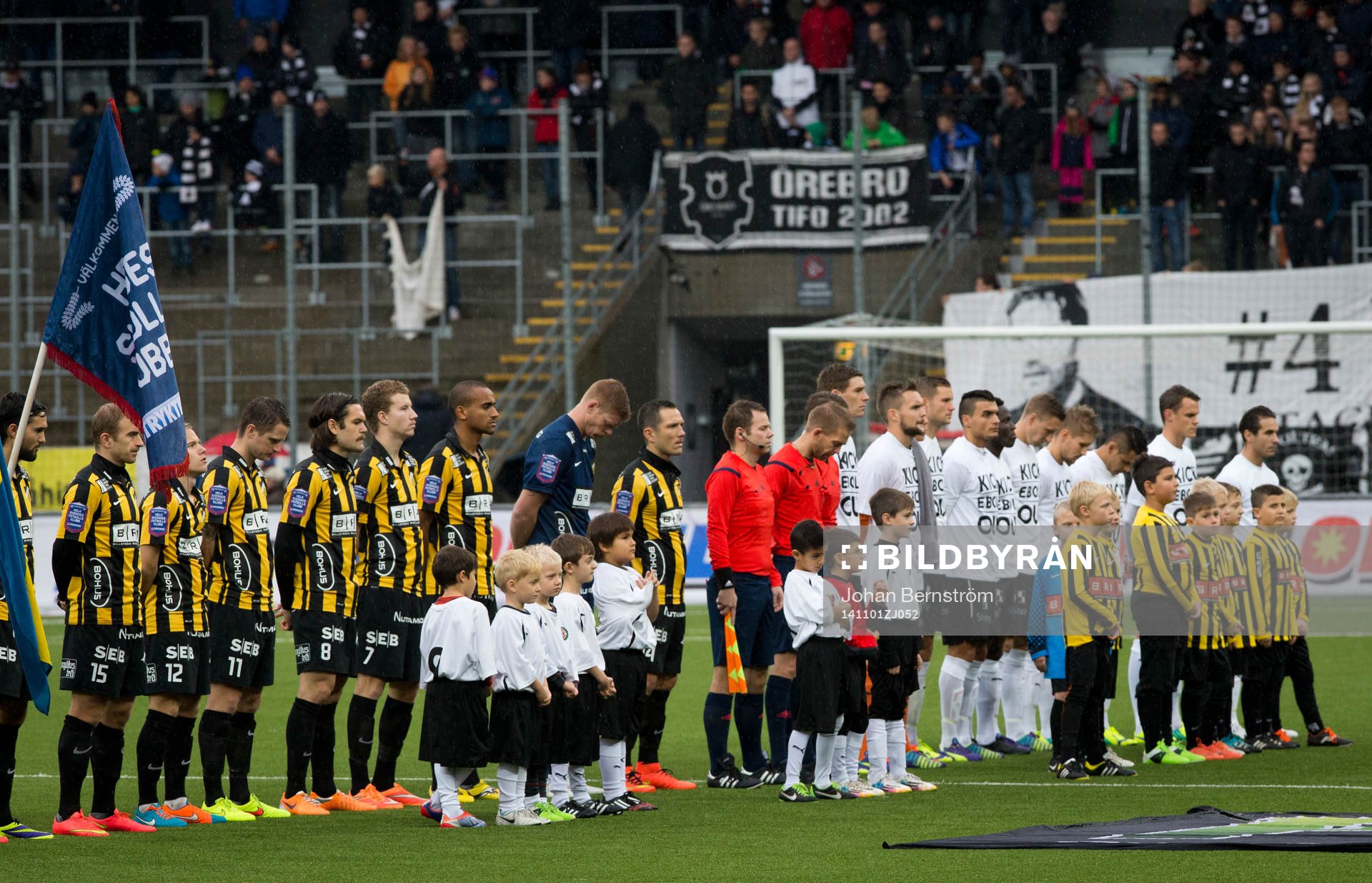 En tyst minut för Klas Ingesson innan fotbollsmatchen i Allsvenskan mellan Örebro och Häcken den 1 november 2014 i Örebro.