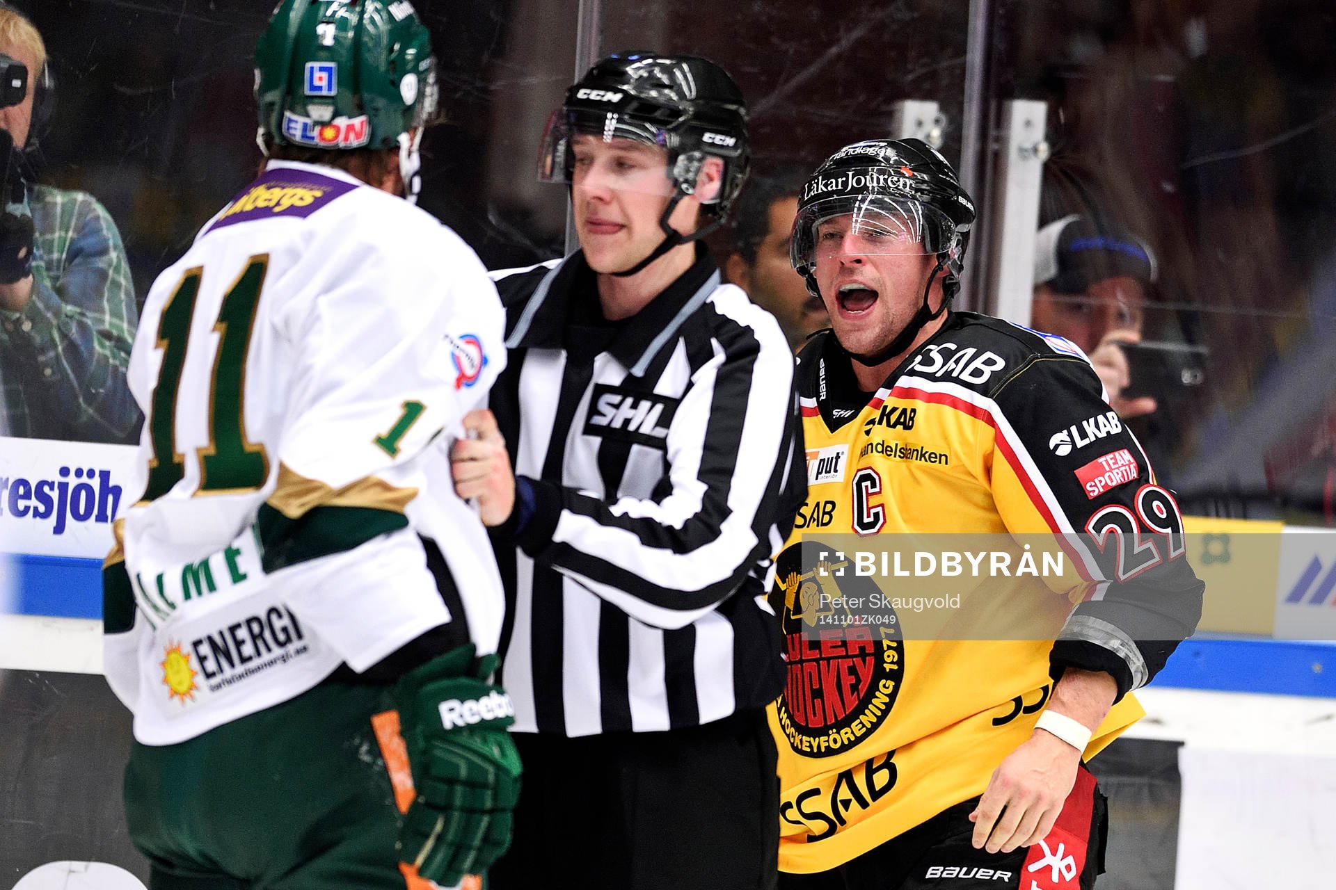 Färjestads Anssi Salmela och Luleås Chris Abbott i bråk