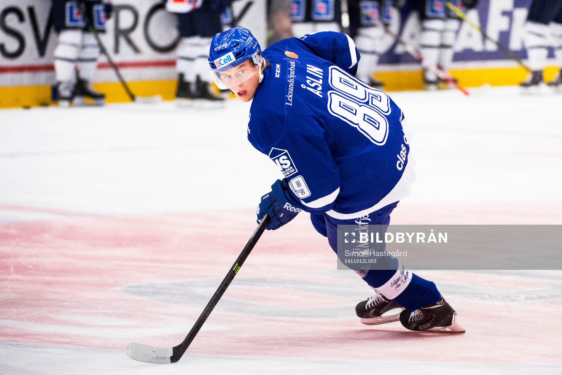 Leksands David Åslin värmer upp före ishockeymatchen i
