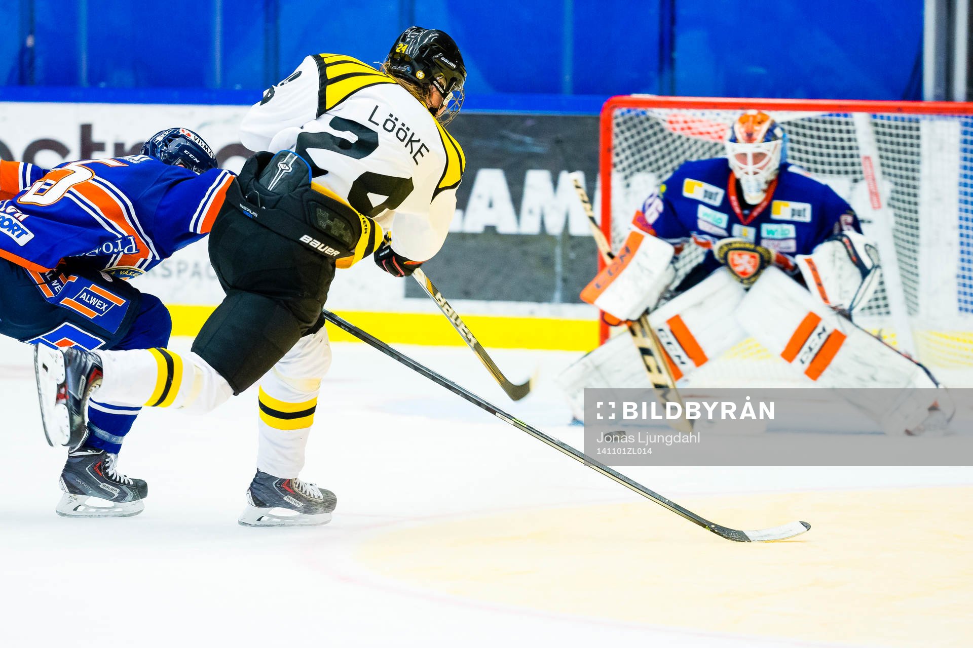 Brynäs Jens Lööke skjuter ett skott mot Växjös