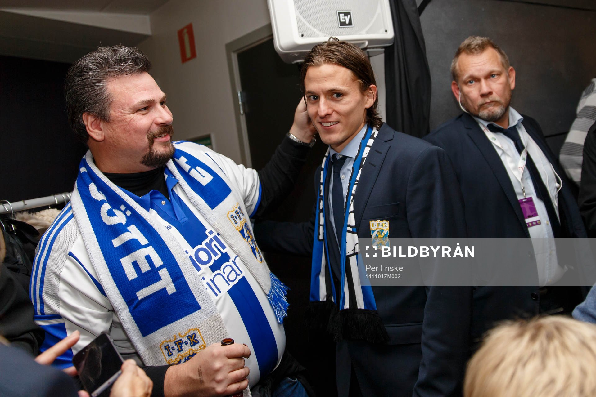 IFK Göteborgs Lasse Vibe med en supporter