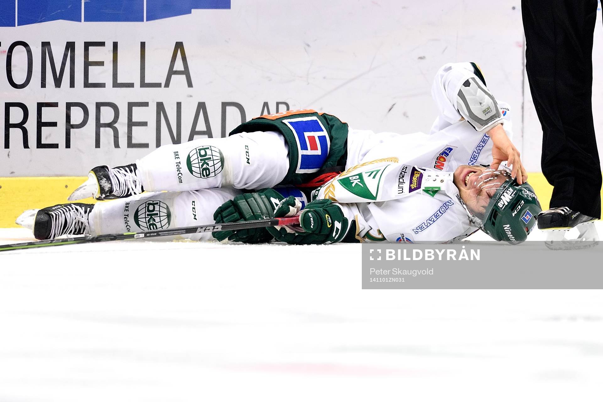 Färjestads Anton Grundel ligger på isen