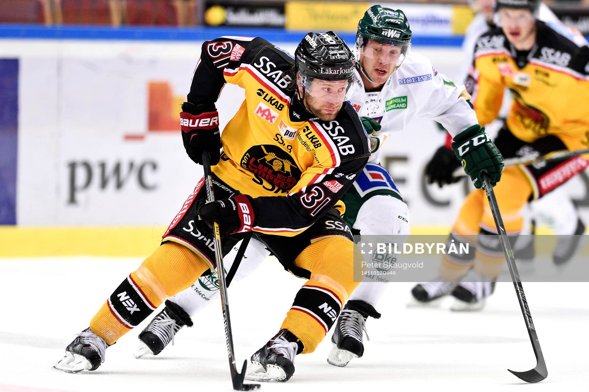 Luleås Jonathan Granström jagas av Färjestads Linus