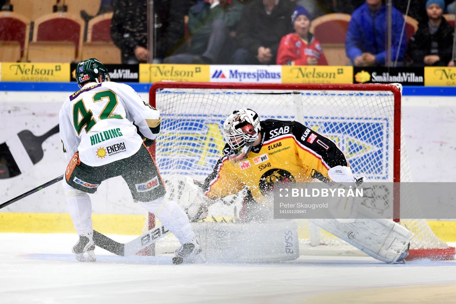 Luleås målvakt Daniel Larsson räddar Färjestads Joakim