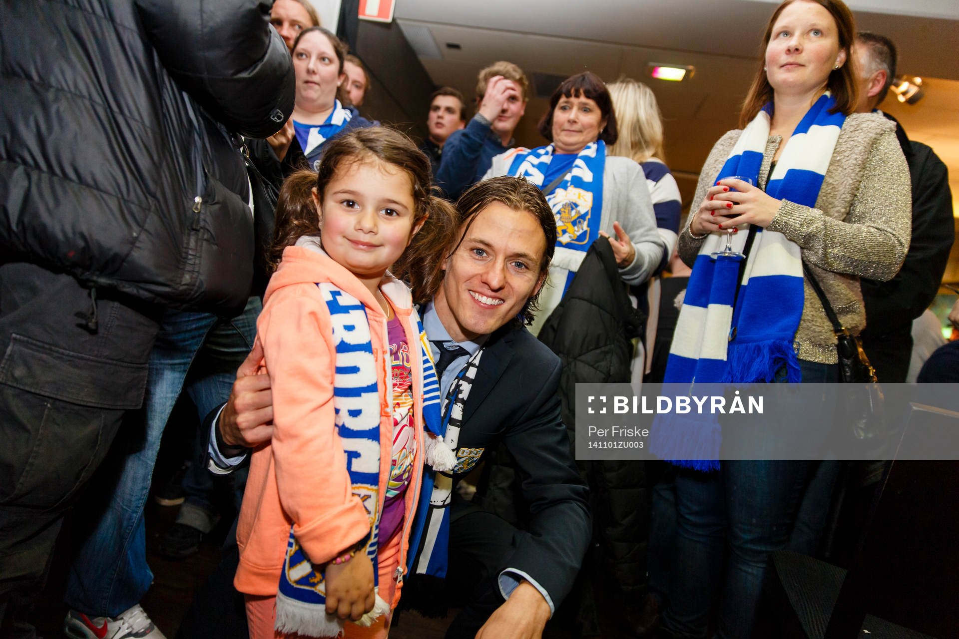 IFK Göteborgs Lasse Vibe fotograferas med en supporter