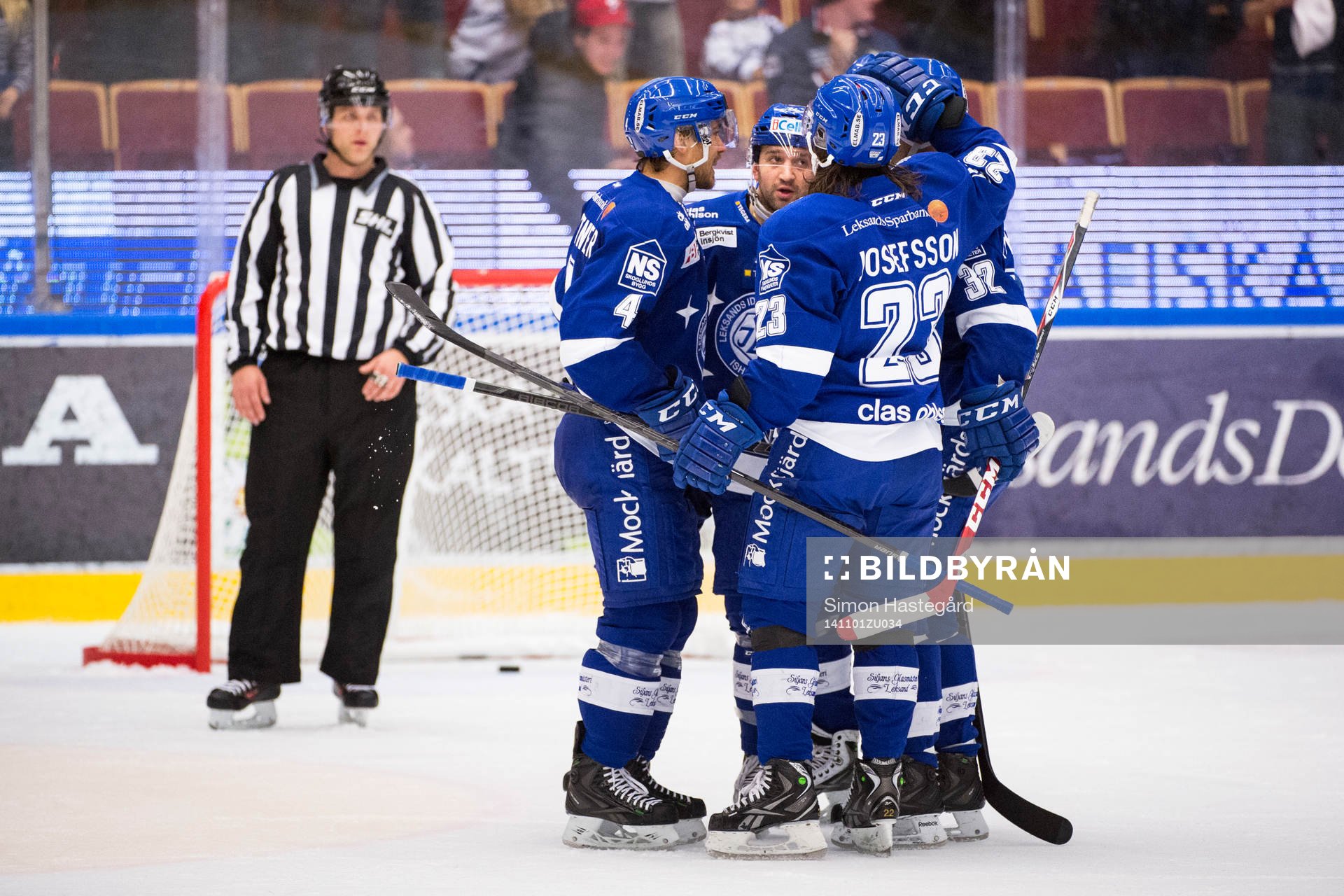 Leksands Eric Himelfarb, i mitten, jublar med lagkamraterna