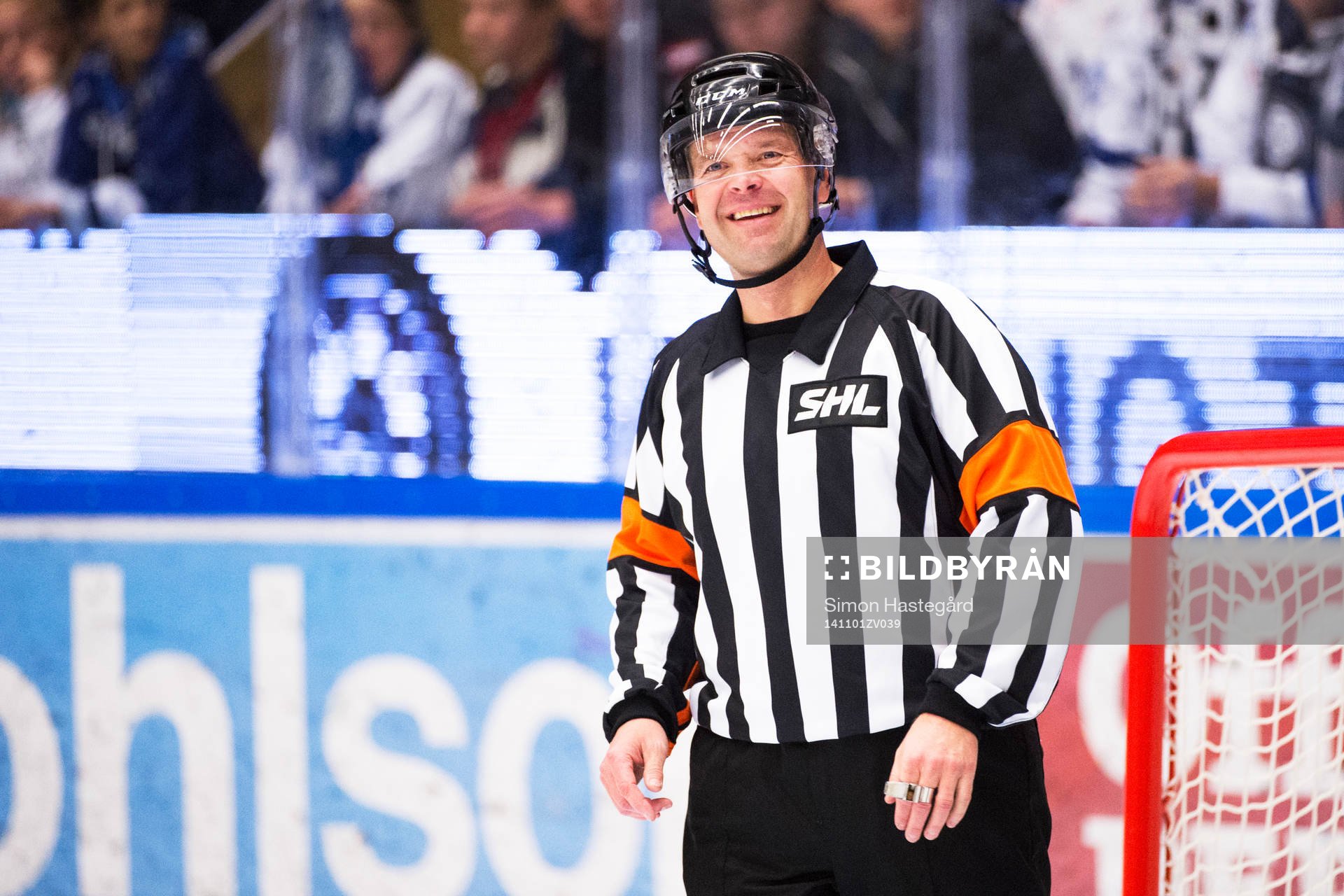 Domaren Patrik Sjöberg jublar