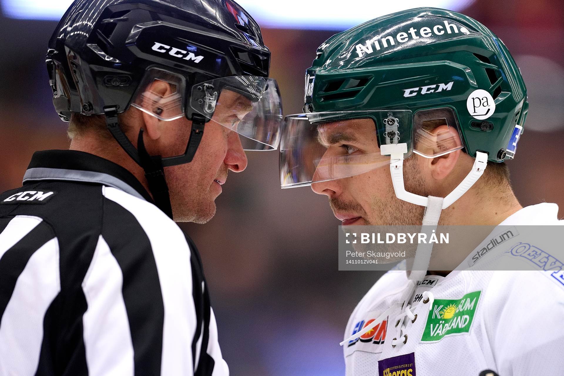 Färjestads Milan Gulas och linjeman Jan Sandström