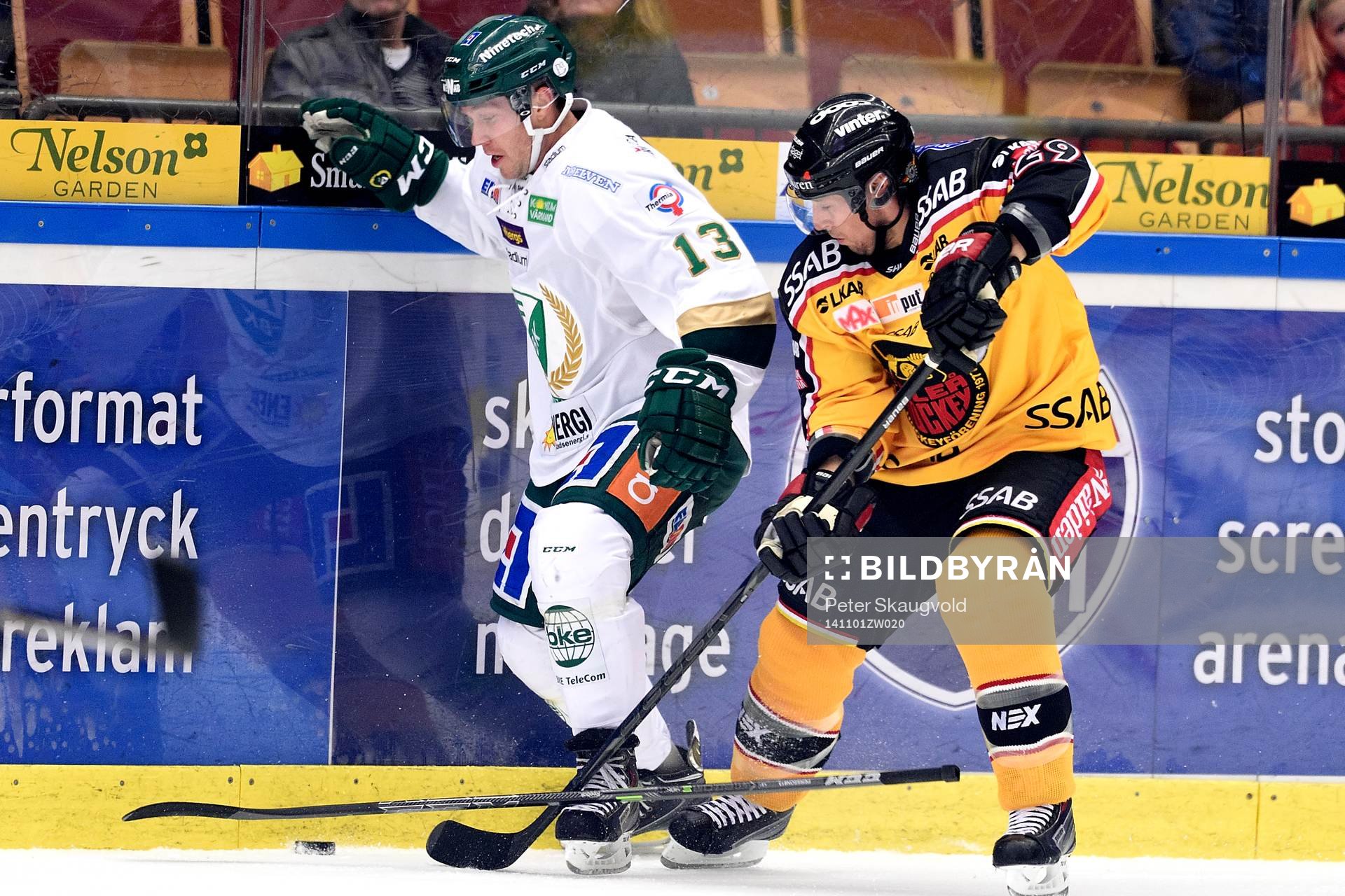 Färjestads Linus Persson i kamp om pucken med Luleås