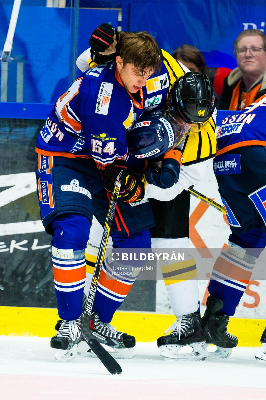Växjös Eric Martinsson tappar hjälmen