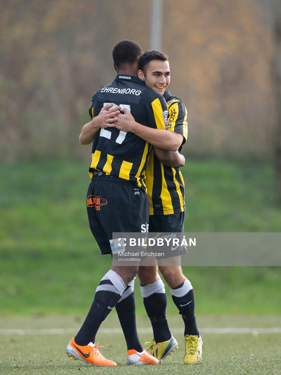 Häckens Carlos Strandberg jublar ihop med Robert Lipovac efter att ha gjort 1-0 under U19 SM-finalen i fotboll Häcken - Brommapojkarna den 2 november 2014 i Göteborg.