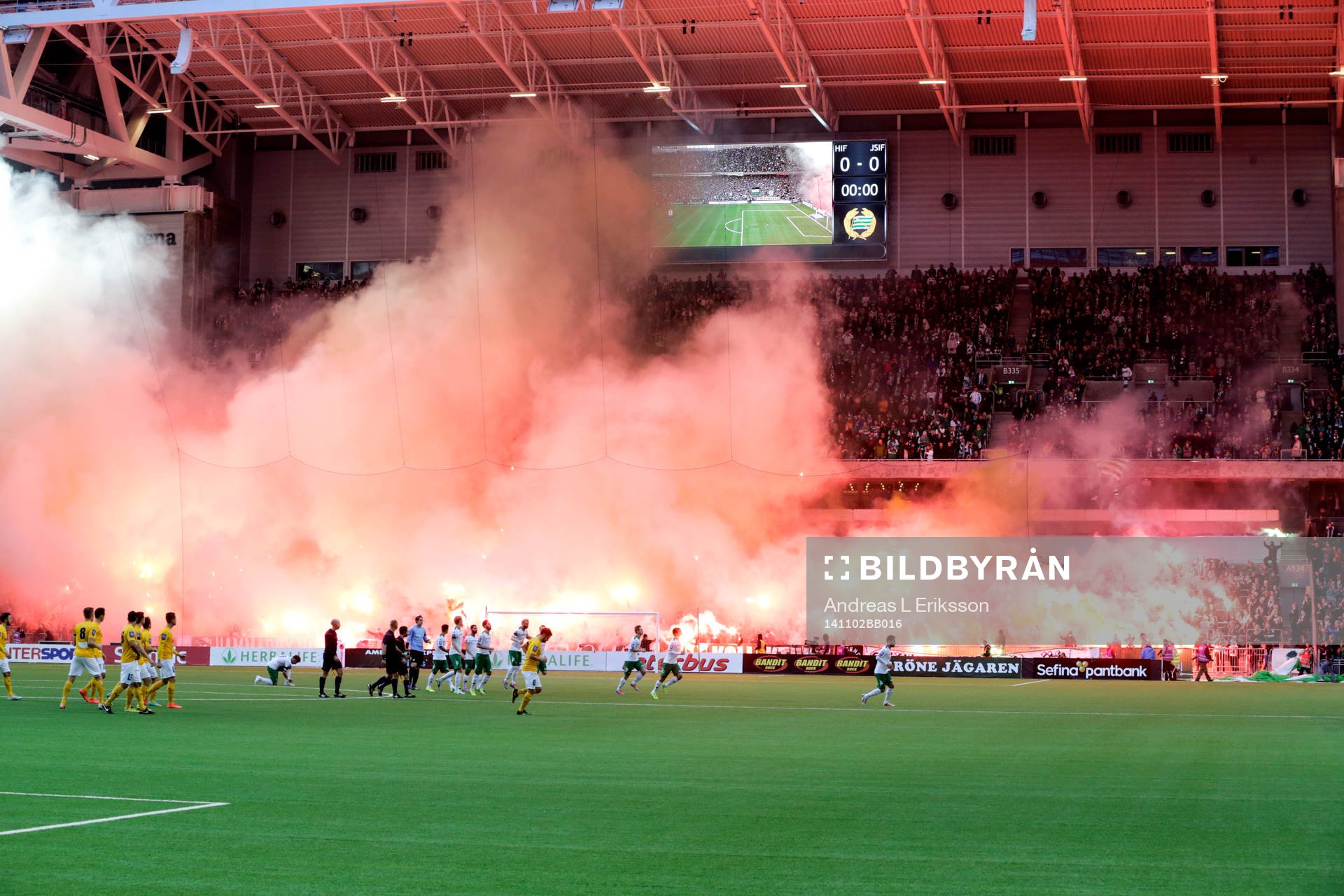 Hammarbys supportrar tänder bengaler innan