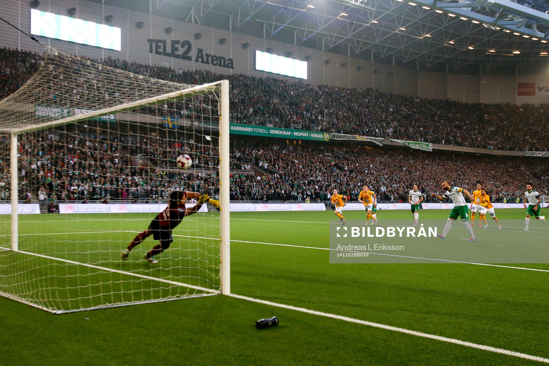Jönköpings målvakt Damir Mehic räddar en straff från Hammarbys Kennedy Bakircioglu under fotbollsmatchen i Superettan mellan Hammarby och Jönköping den 2 november 2014 i Stockholm.