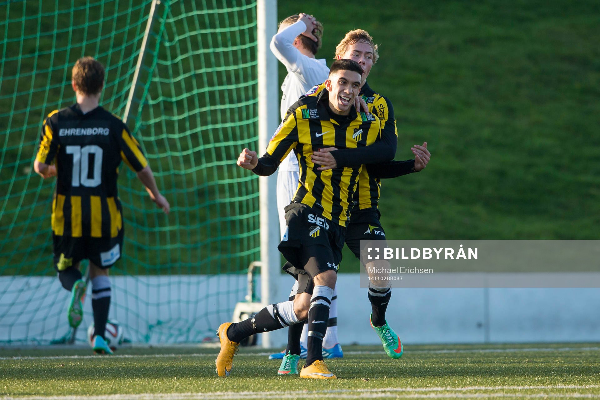 Häckens Daniel Krezic jublar ihop med Adam Andersson efter att ha gjort 4-3 under U19 SM-finalen i fotboll mellan Häcken - Brommapojkarna den 2 november 2014 i Göteborg.