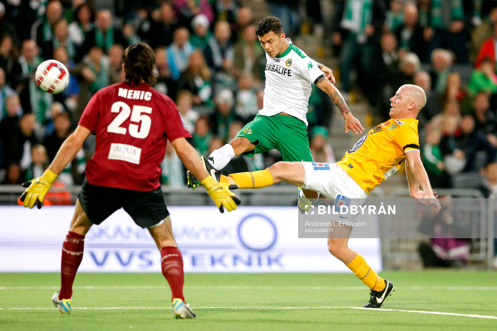 Jönköpings målvakt Damir Mehic och Viktor Rönneklev och Hammarbys Michael Timisela under fotbollsmatchen i Superettan mellan Hammarby och Jönköping den 2 november 2014 i Stockholm.