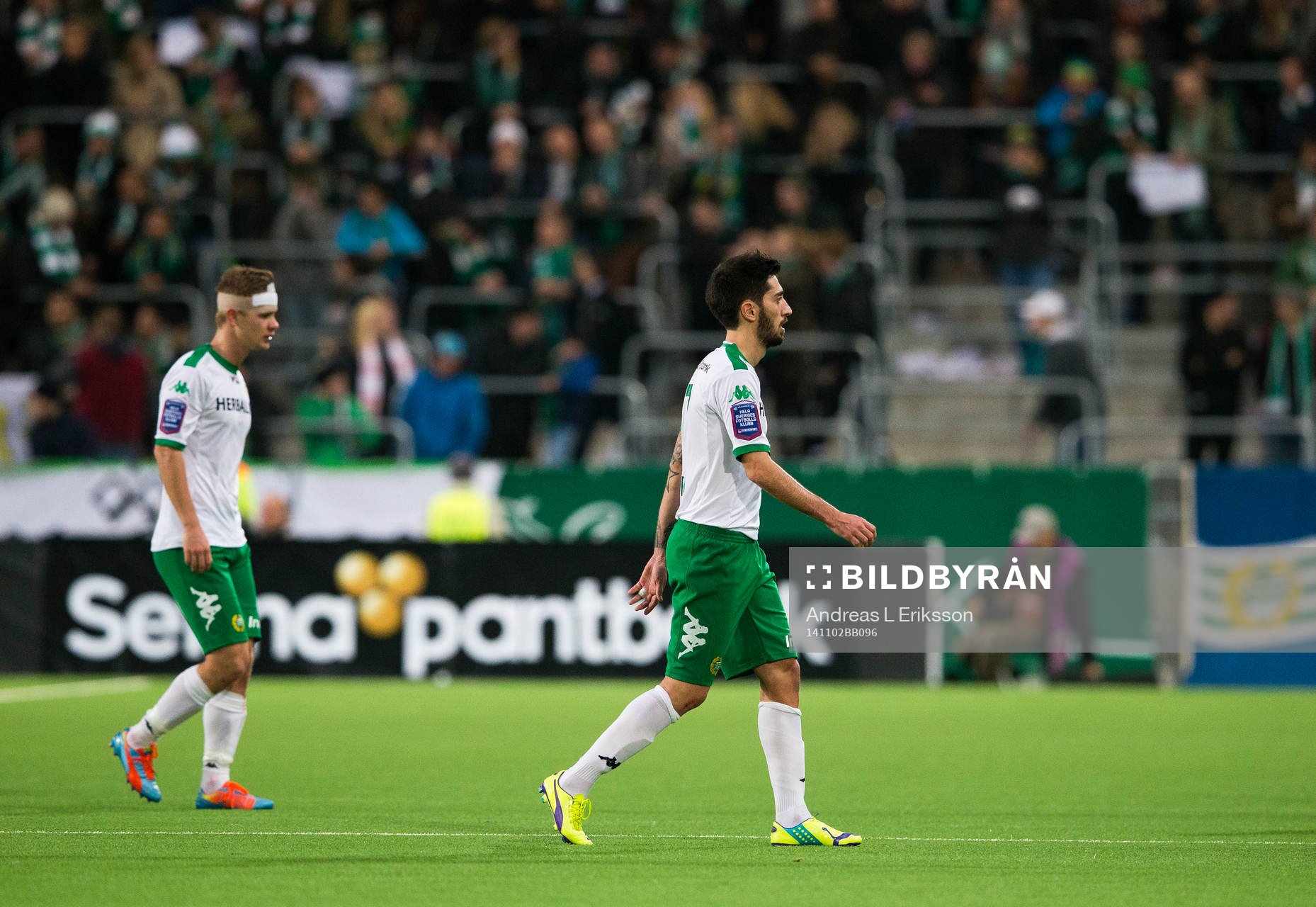 Hammarbys Erik Israelsson och Nahir Besara på väg ut