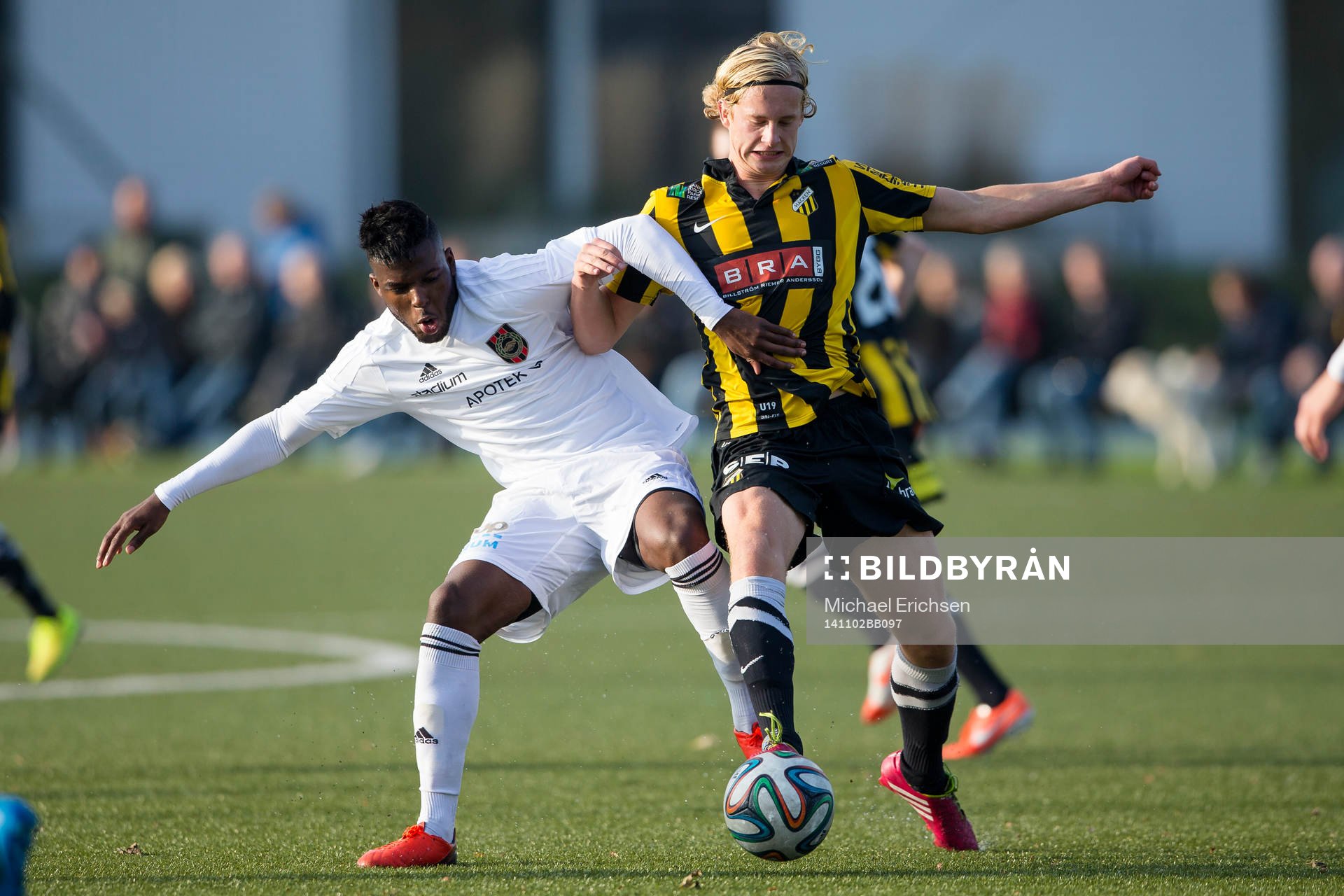 Häckens Gustav Berggren i kamp med Brommapojkarnas Joseph Colley under U19 SM-finalen i fotboll mellan Häcken - Brommapojkarna den 2 november 2014 i Göteborg.
