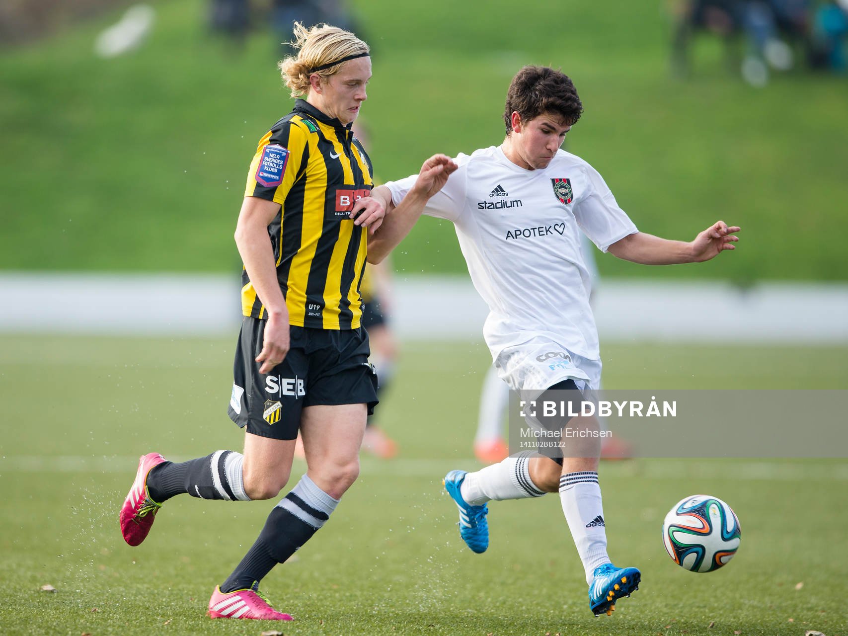 Häckens Gustav Berggren mot Brommapojkarnas Alexander Seger under U19 SM-finalen i fotboll Häcken - Brommapojkarna den 2 november 2014 i Göteborg.