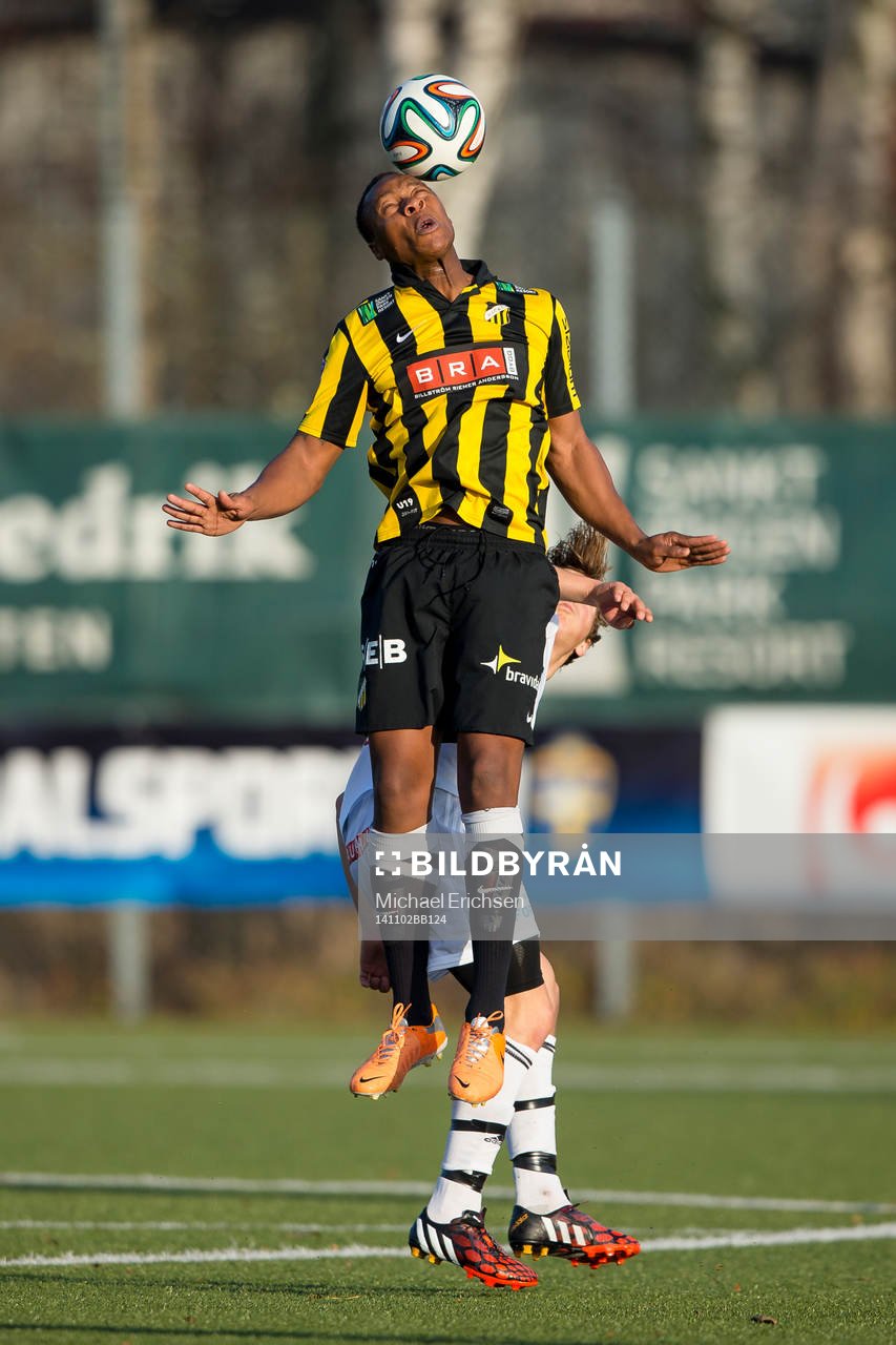 Häckens Carlos Strandberg når högst i kamp om bollen under U19 SM-finalen i fotboll mellan Häcken - Brommapojkarna den 2 november 2014 i Göteborg.