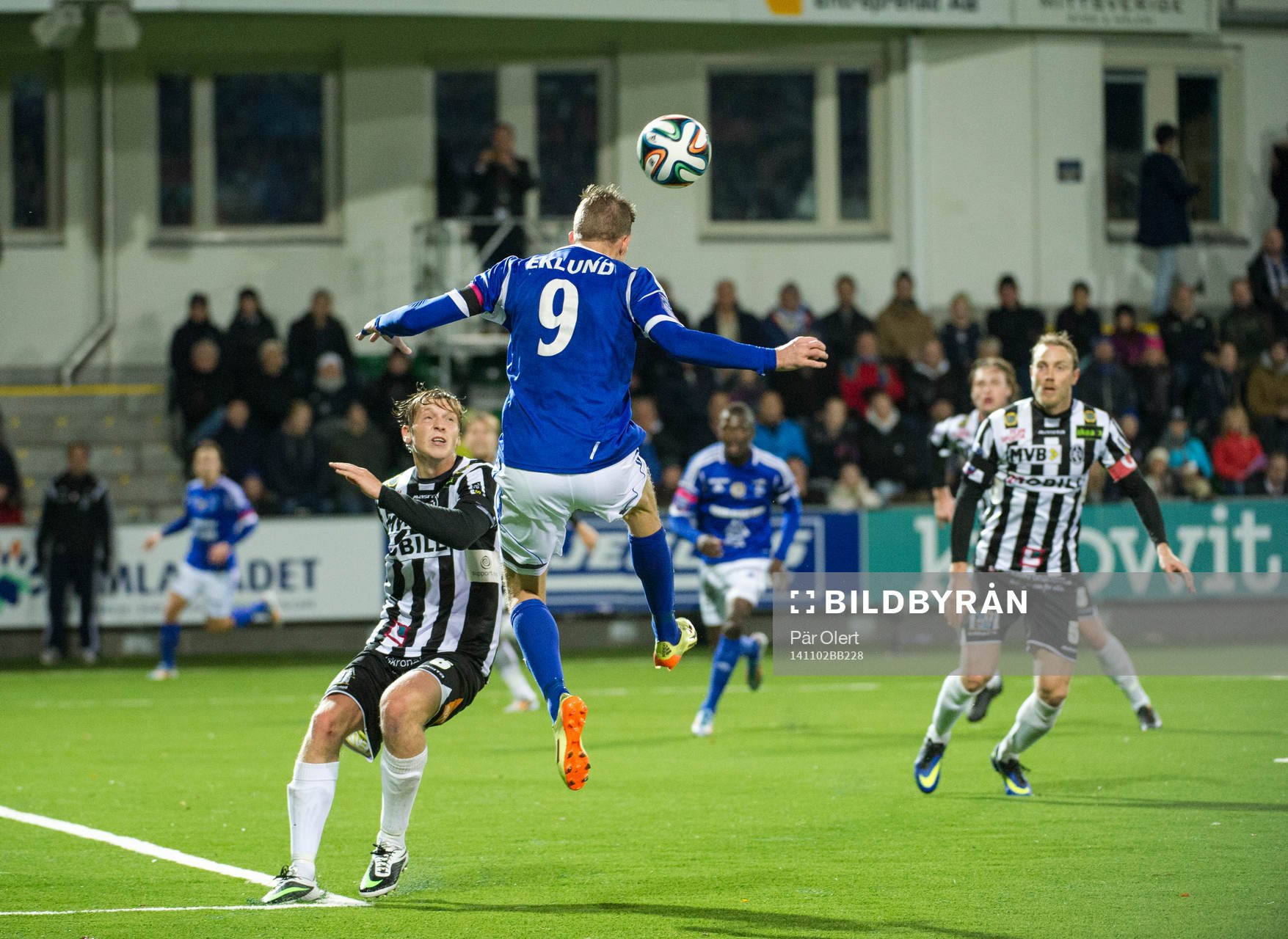 Sundsvalls Johan Eklund nickar bollen under fotbollsmatchen i Superettan mellan Sundsvall och Landskrona den 2 November 2014 i Gävle.