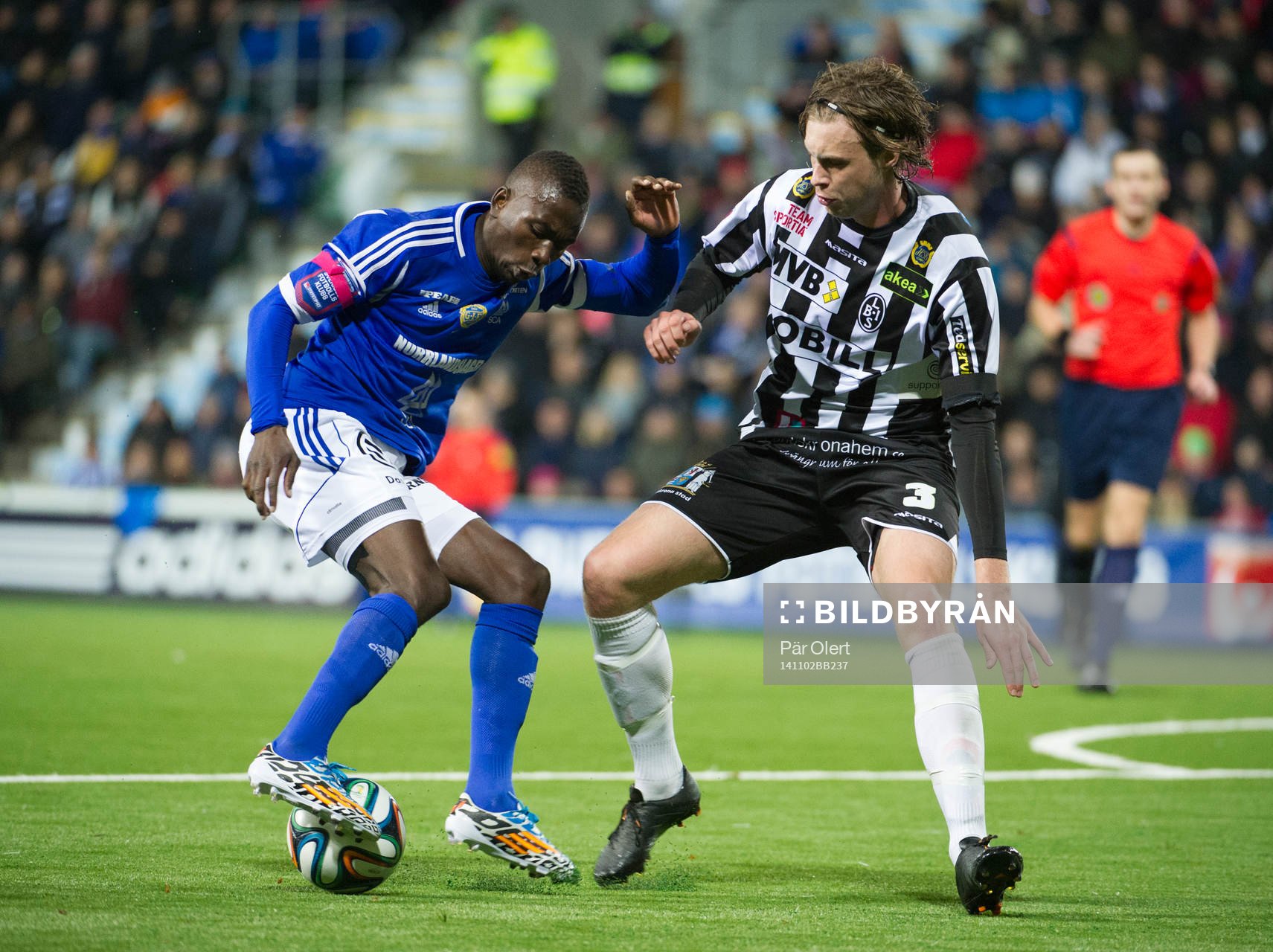Sundsvalls Pa Amat Dibba i närkamp mot Landskronas Daniel Jarl under fotbollsmatchen i Superettan mellan Sundsvall och Landskrona den 2 November 2014 i Gävle.