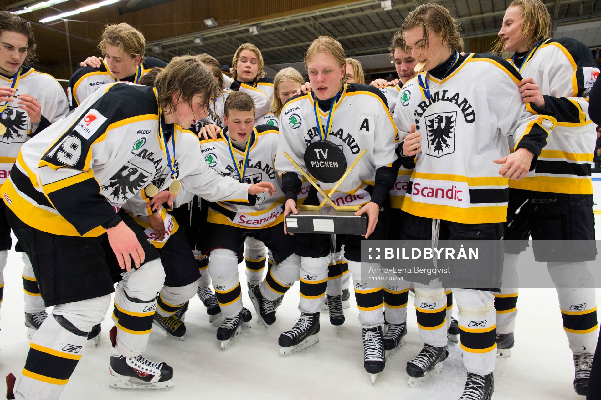 Värmlands Fabian Zetterlund håller i pokalen