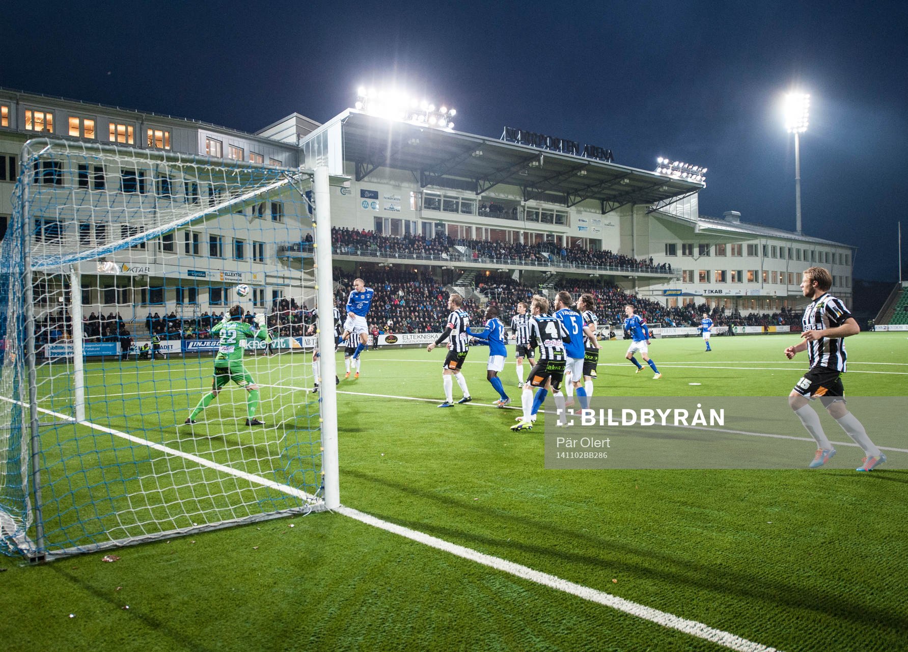 Sundsvalls Marcus Danielson nickar utanför på hörna