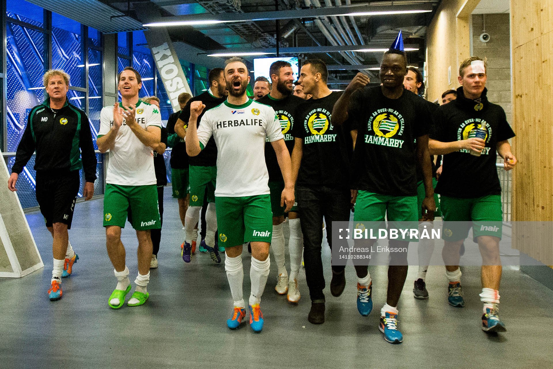 Hammarbys Kennedy Bakircioglu och resten av spelarna jublar