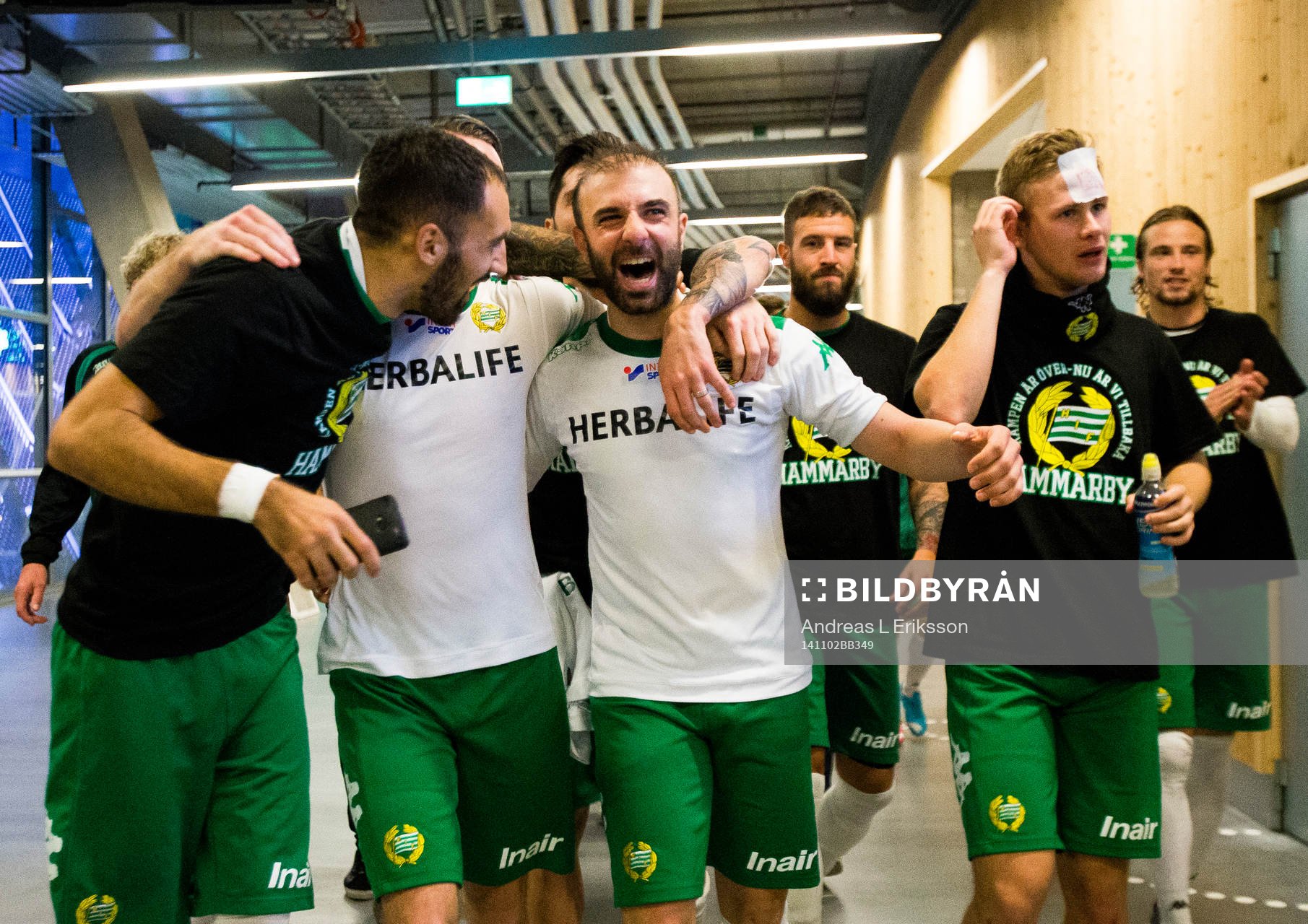 Hammarbys Kennedy Bakircioglu och resten av spelarna jublar