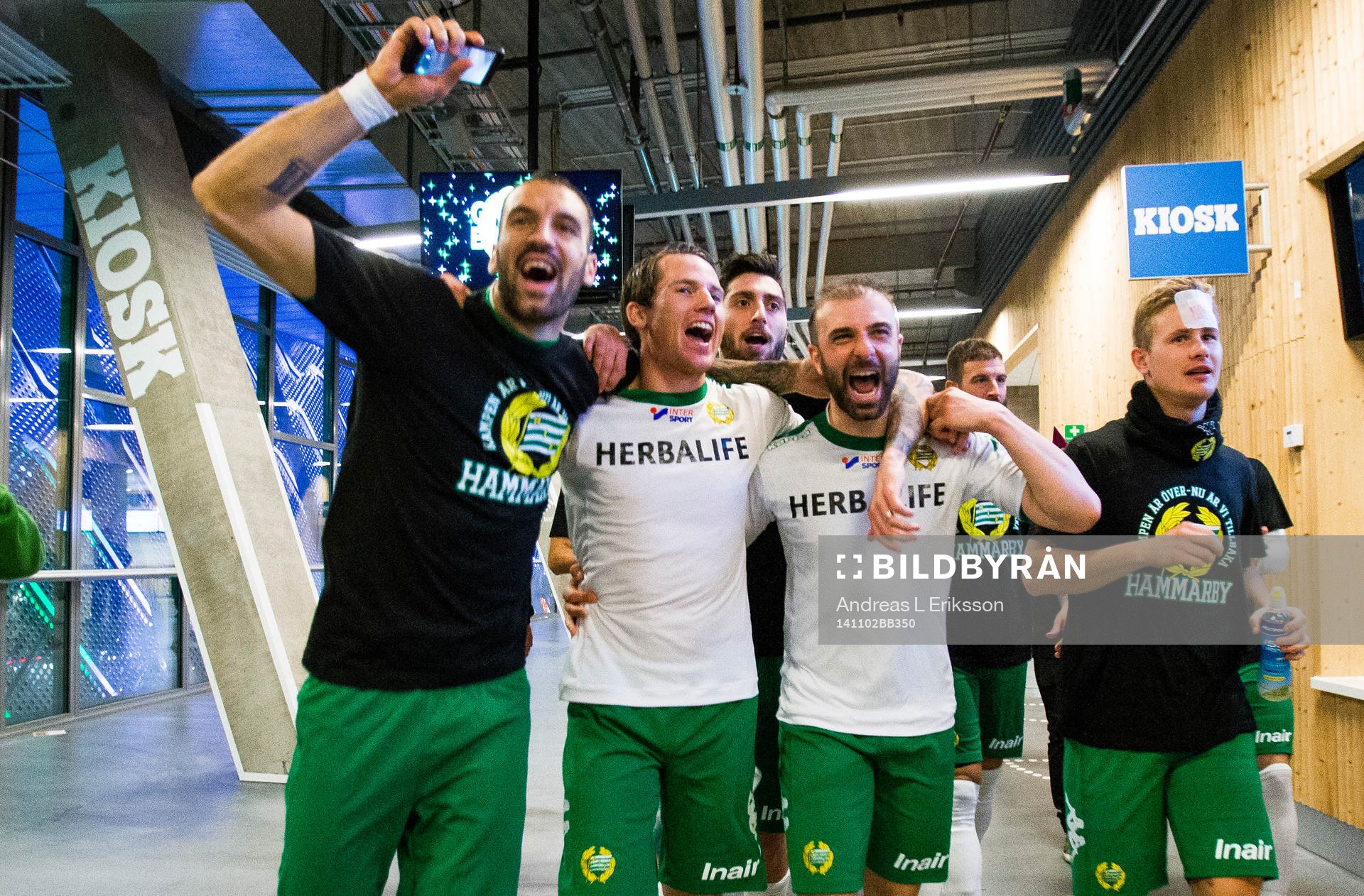 Hammarbys Kennedy Bakircioglu och resten av spelarna jublar