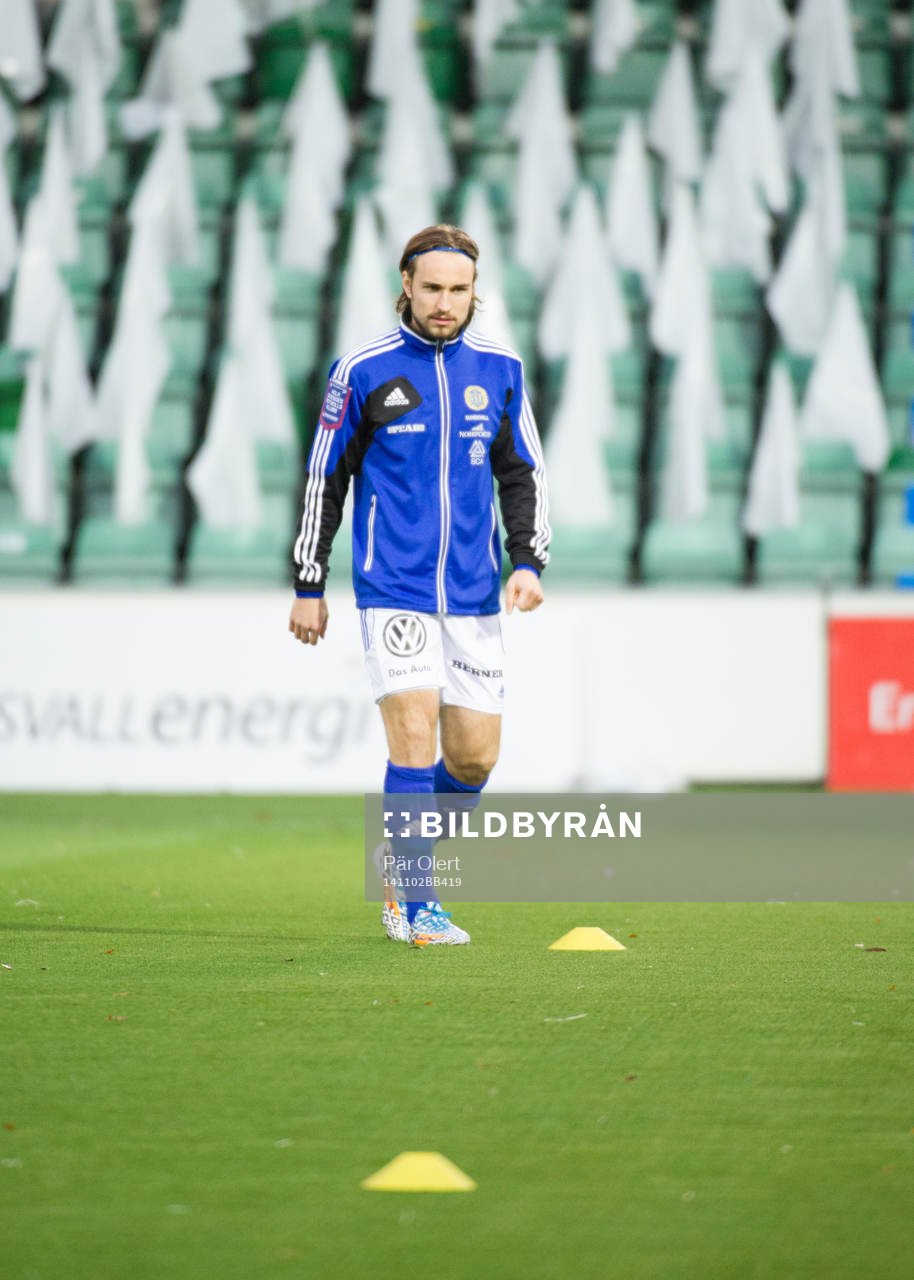 Sundsvalls Kevin Walker värmer upp innan fotbollsmatchen i