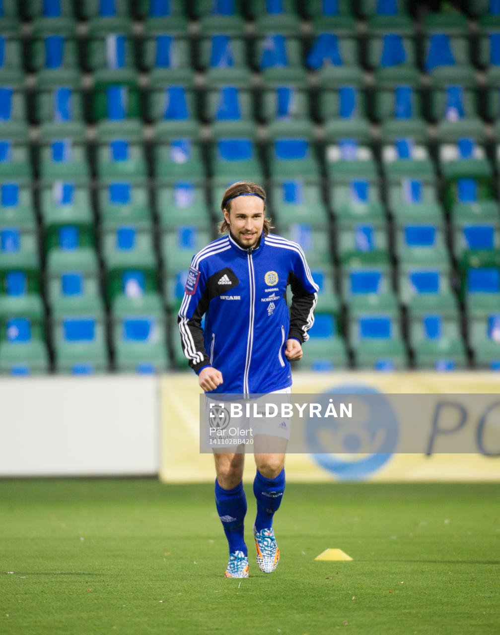 Sundsvalls Kevin Walker värmer upp innan fotbollsmatchen i